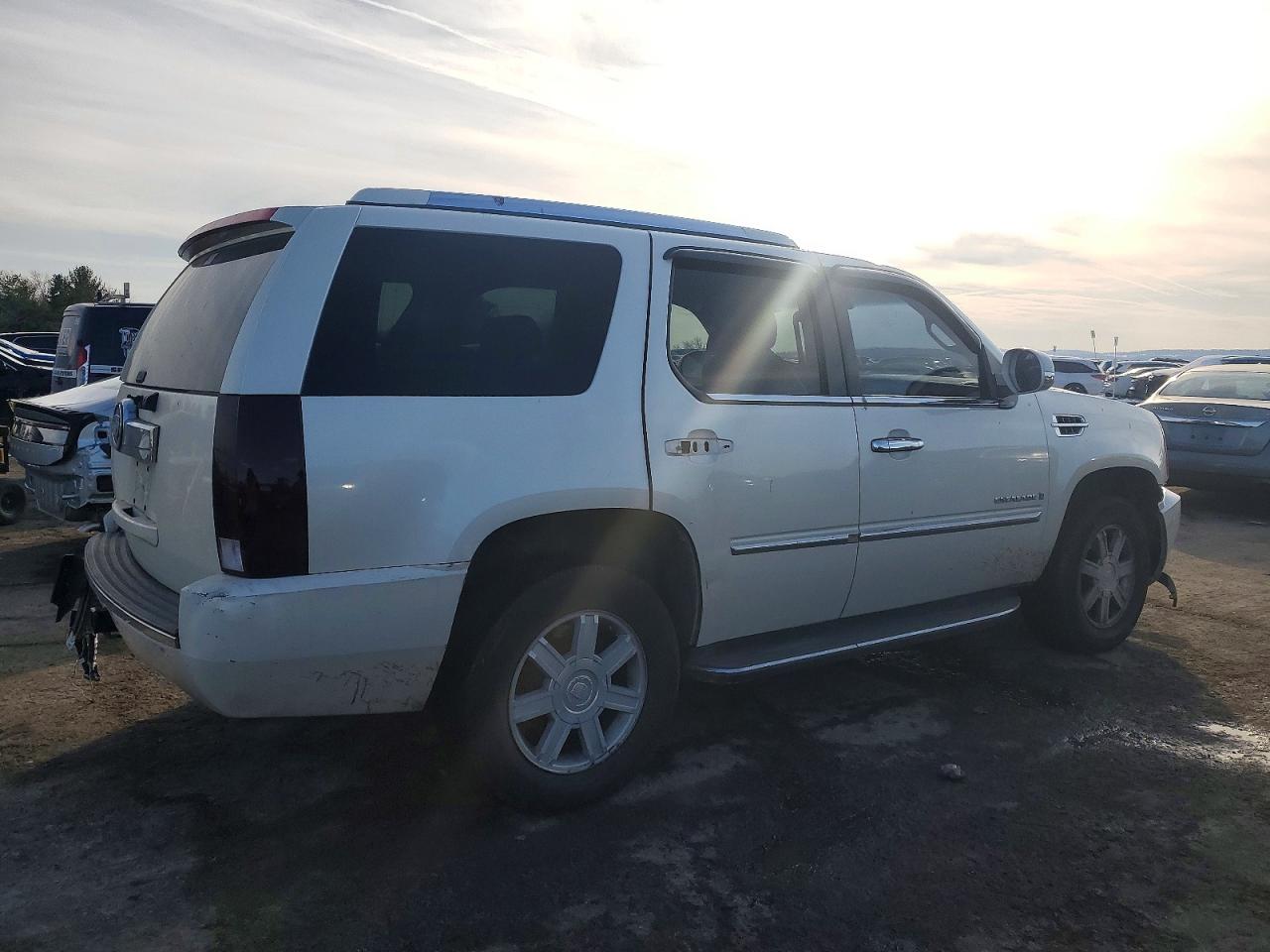 2007 Cadillac Escalade Luxury Белый vin: 1GYFK63887R131783