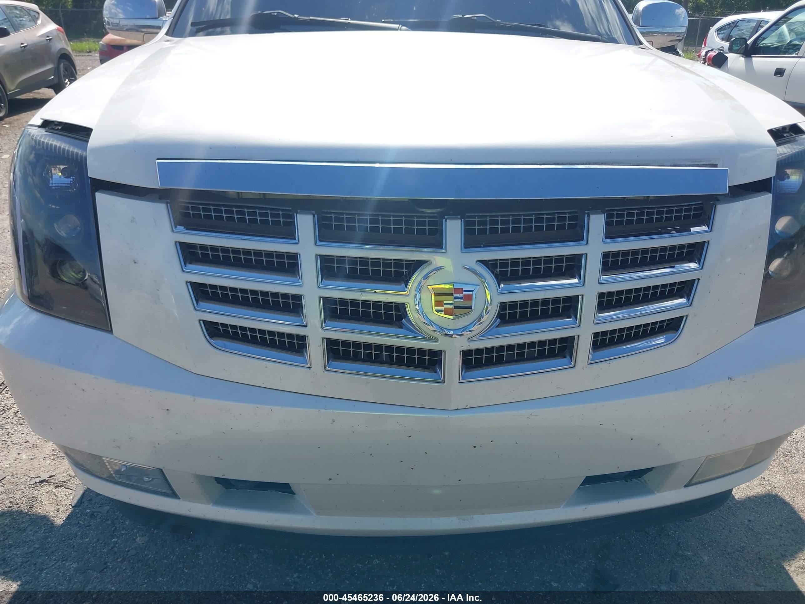 2008 Cadillac Escalade   White vin: 1GYFK63898R196000