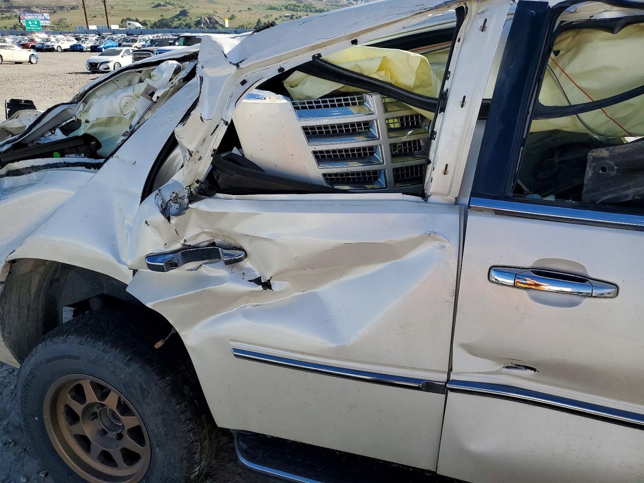 2007 Cadillac Escalade Luxury White vin: 1GYFK638X7R143532
