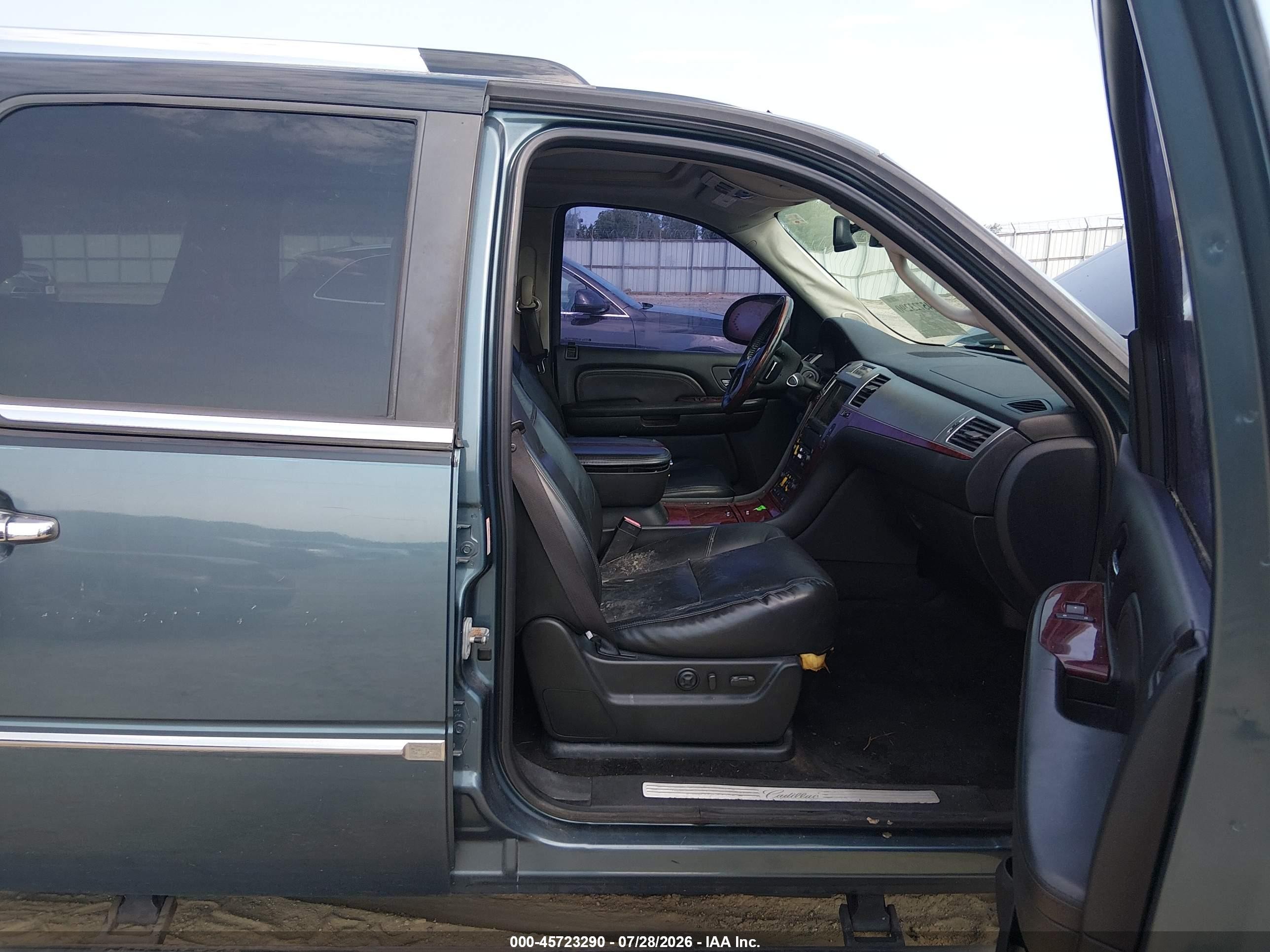 2008 Cadillac Escalade Esv   Light Blue vin: 1GYFK66818R108570