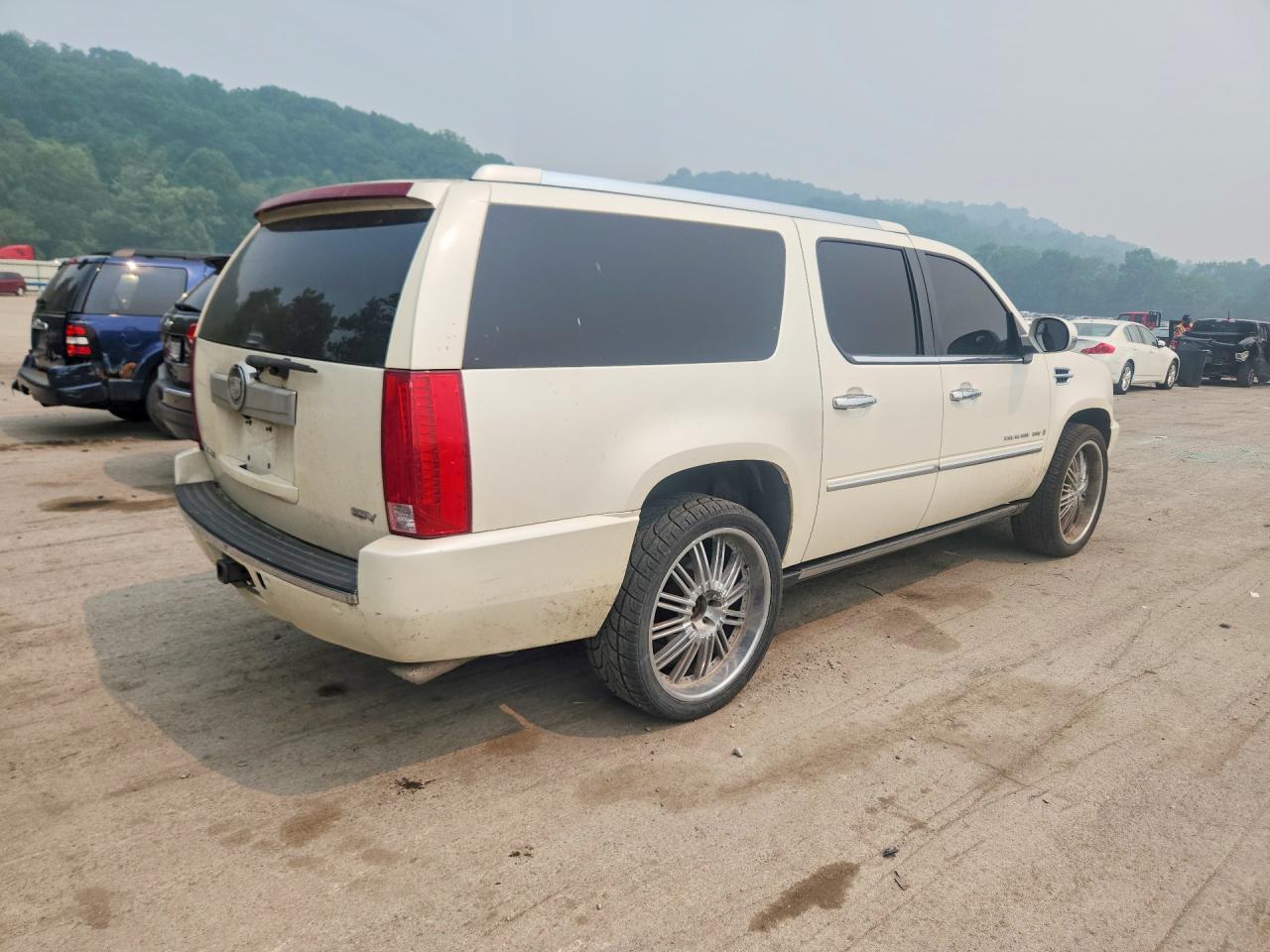 2007 Cadillac Escalade Esv White vin: 1GYFK66827R335653