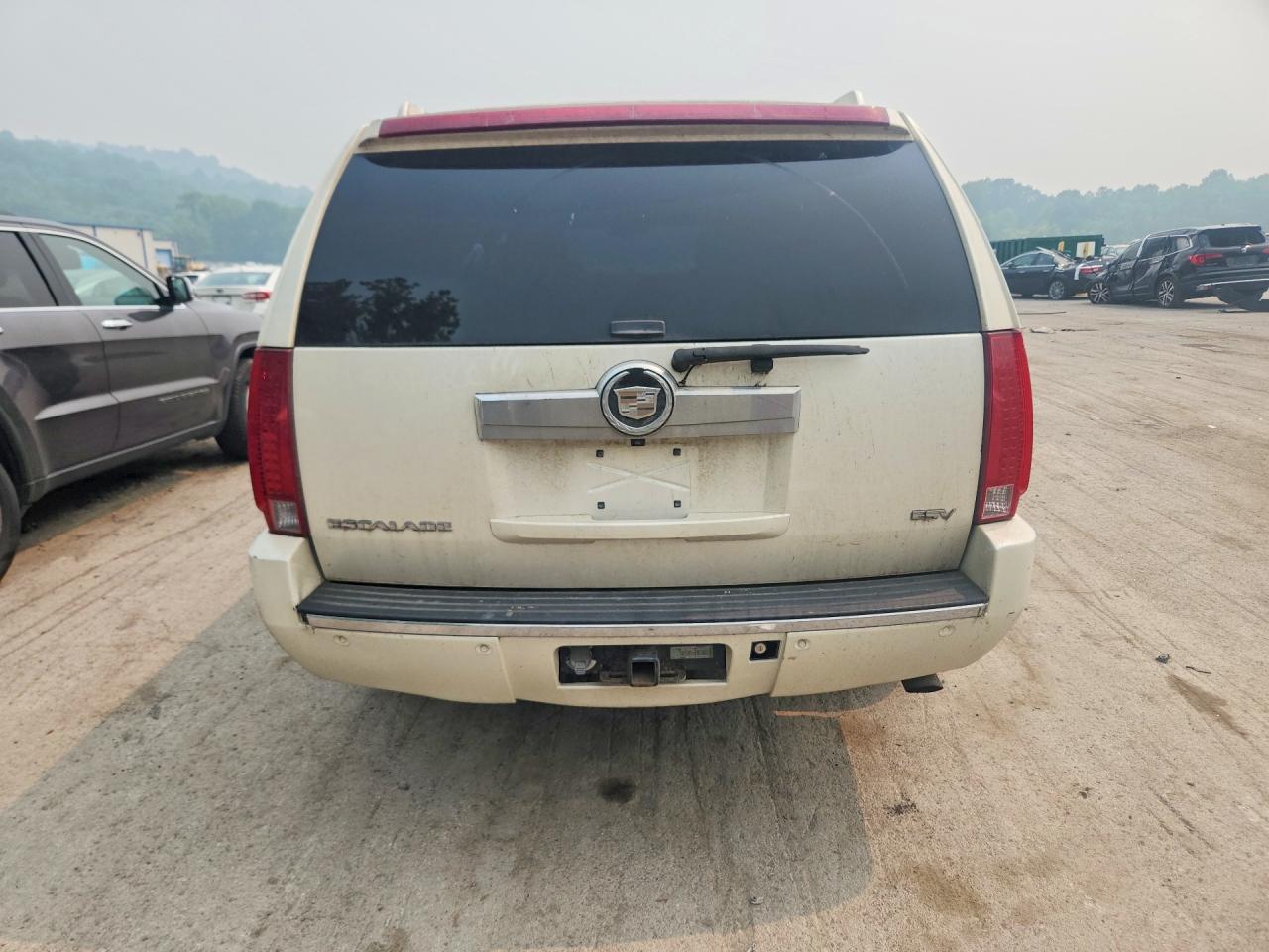2007 Cadillac Escalade Esv White vin: 1GYFK66827R335653