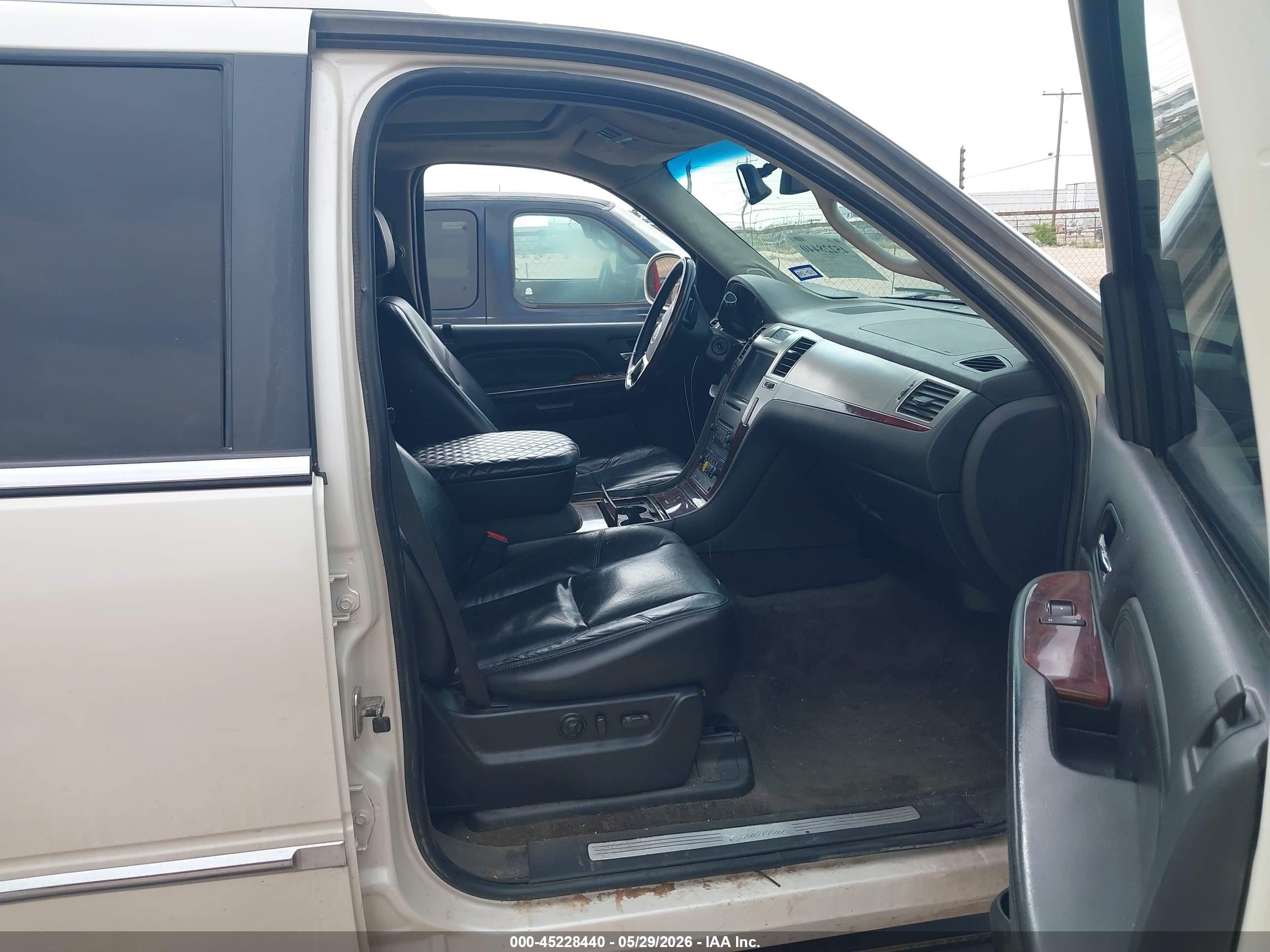 2008 Cadillac Escalade Esv Standard White vin: 1GYFK66868R258495