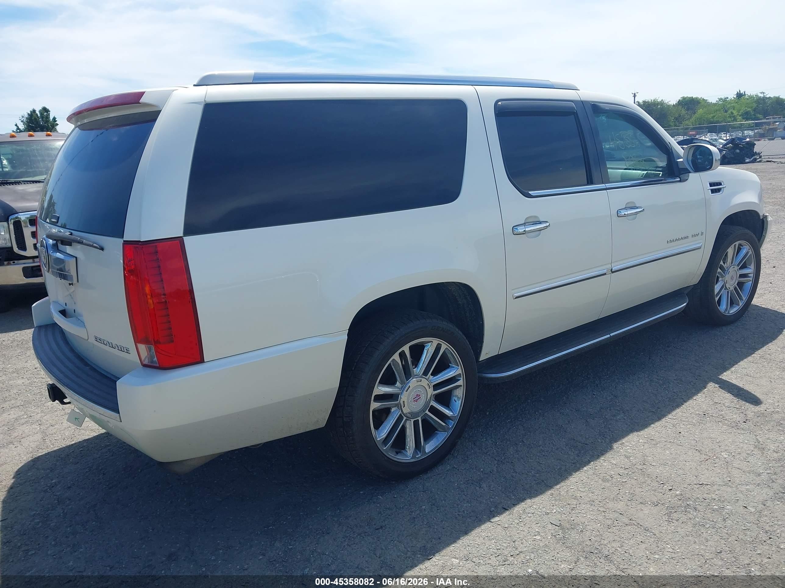 2008 Cadillac Escalade Esv Standard White vin: 1GYFK66898R149660