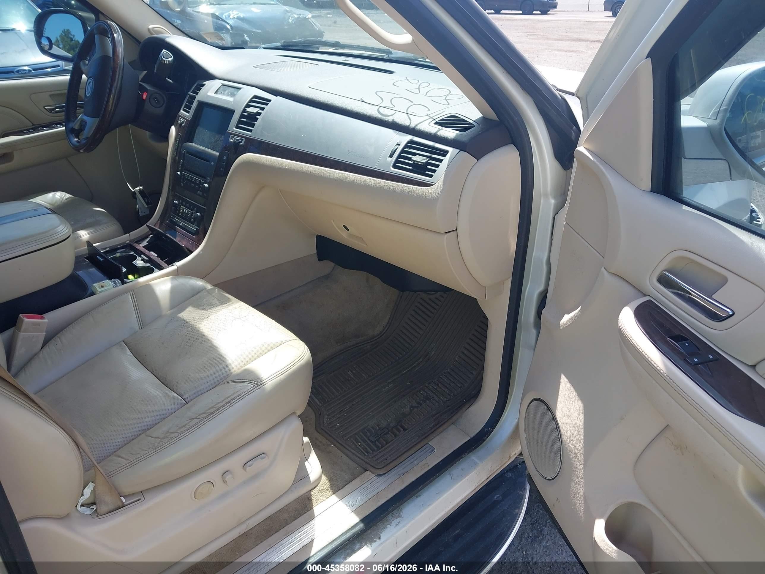 2008 Cadillac Escalade Esv Standard White vin: 1GYFK66898R149660
