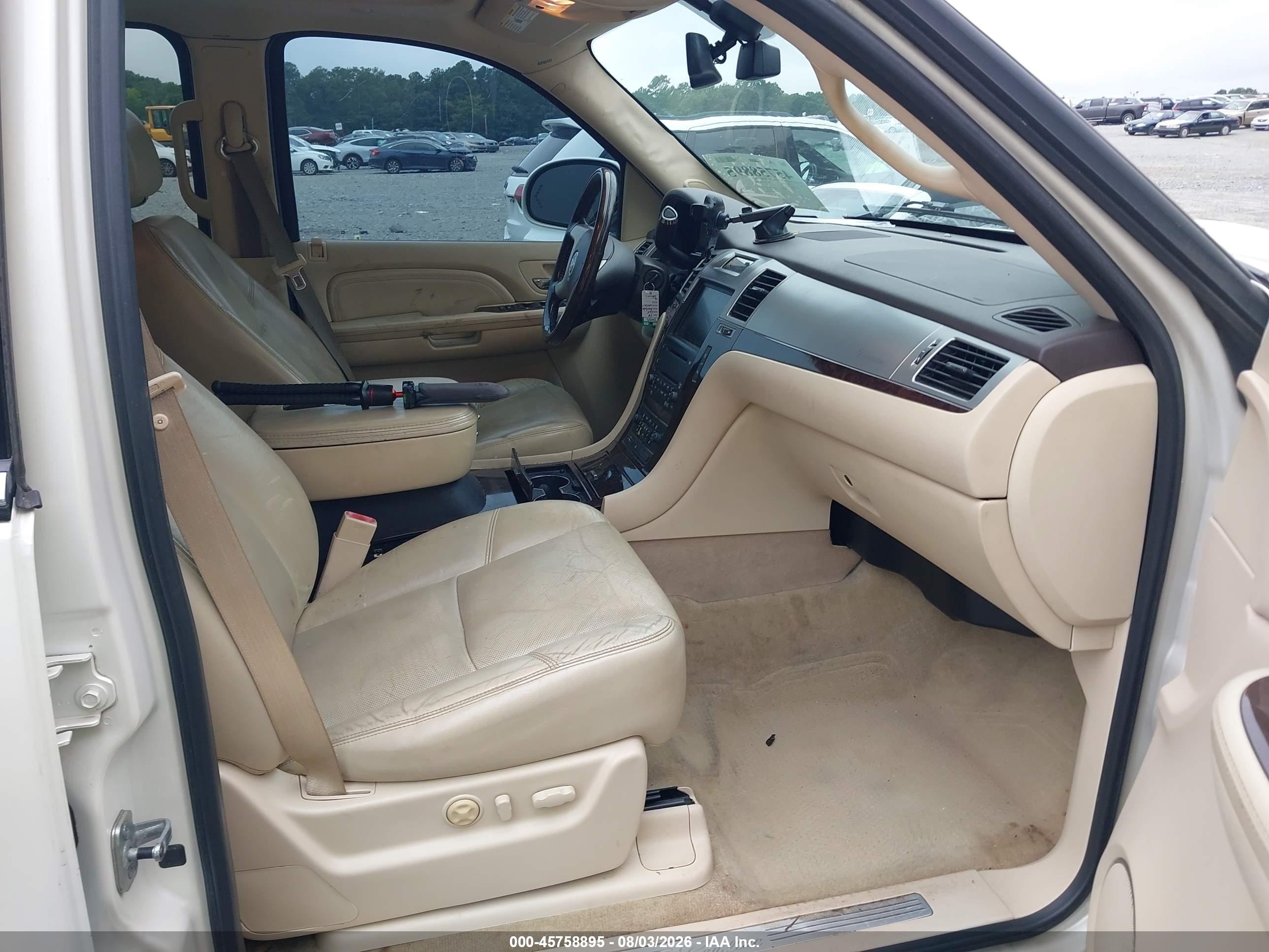 2008 Cadillac Escalade Esv   White vin: 1GYFK66898R173070