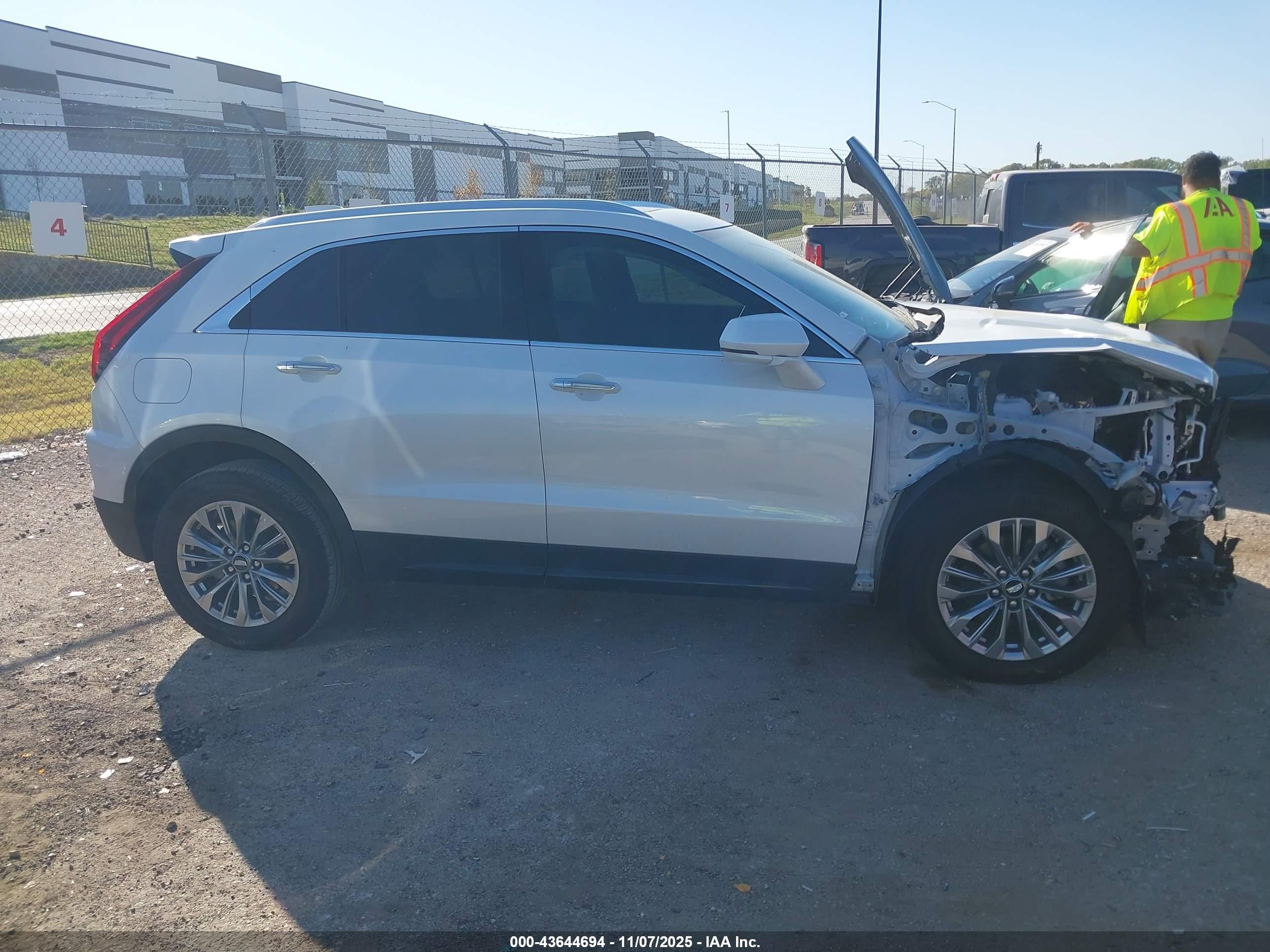 2024 Cadillac Xt4 Fwd Premium Luxury Коричневый vin: 1GYFZCR40RF173450