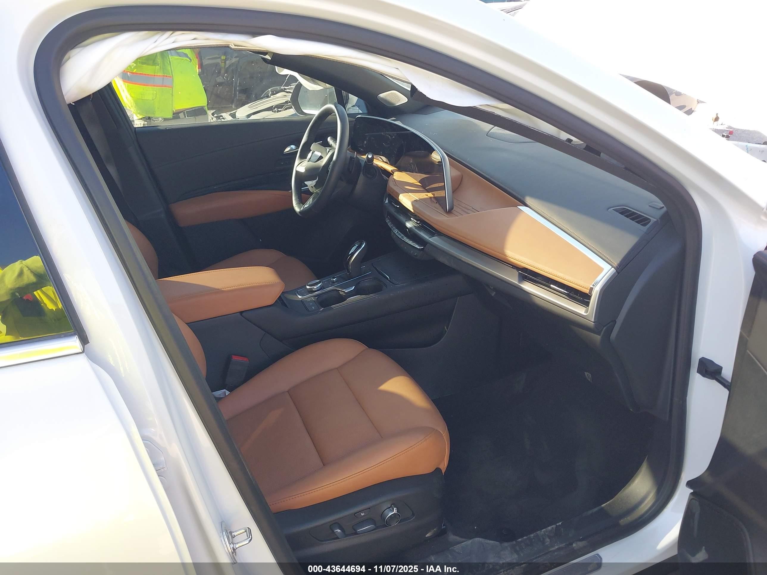 2024 Cadillac Xt4 Fwd Premium Luxury Коричневый vin: 1GYFZCR40RF173450