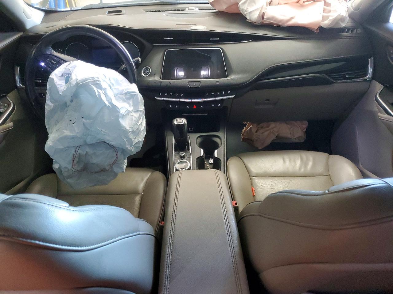 2019 Cadillac Xt4 Premium Luxury Silver vin: 1GYFZCR48KF100865
