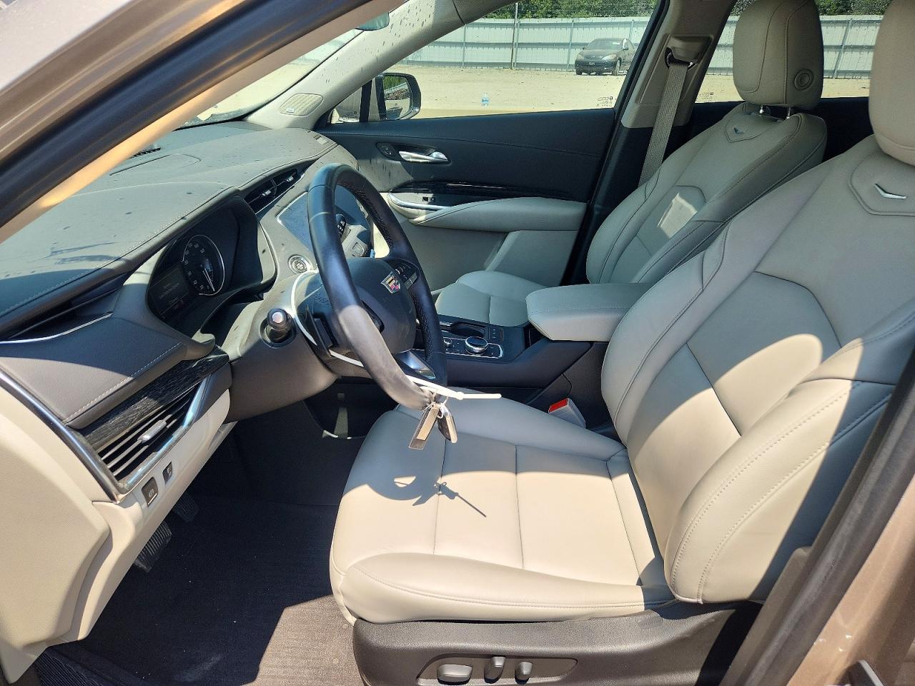 2023 Cadillac Xt4 Premium Luxury Tan vin: 1GYFZDR4XPF143567