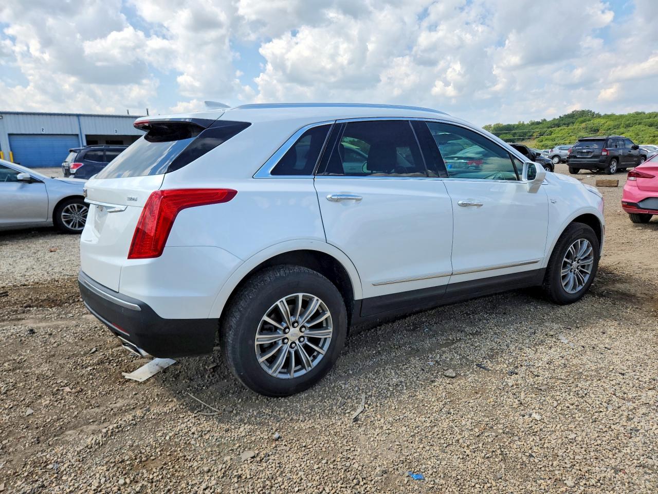 2017 Cadillac Xt5 Luxury White vin: 1GYKNBRS5HZ219550