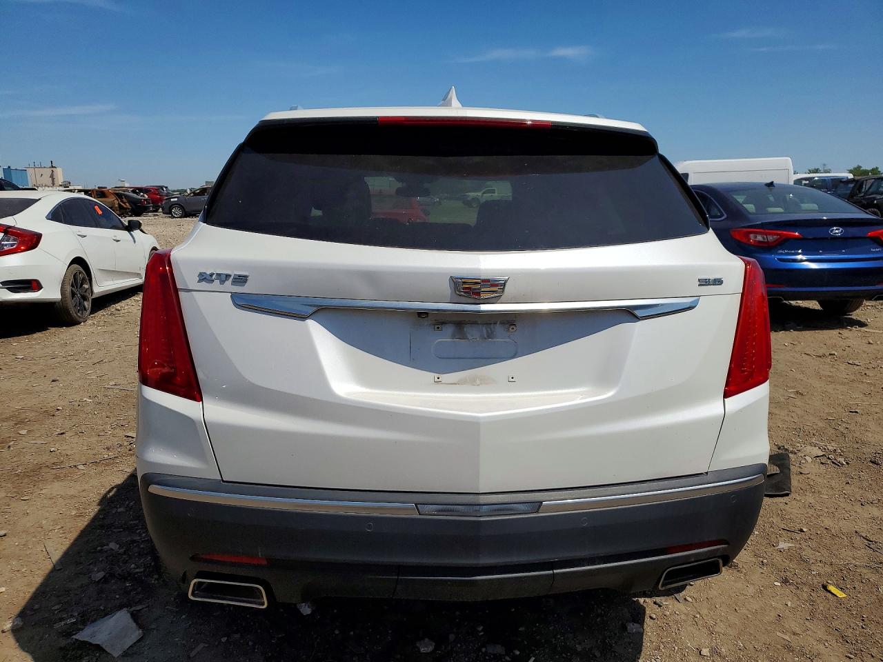 2017 Cadillac Xt5 Luxury Белый vin: 1GYKNBRS5HZ235215
