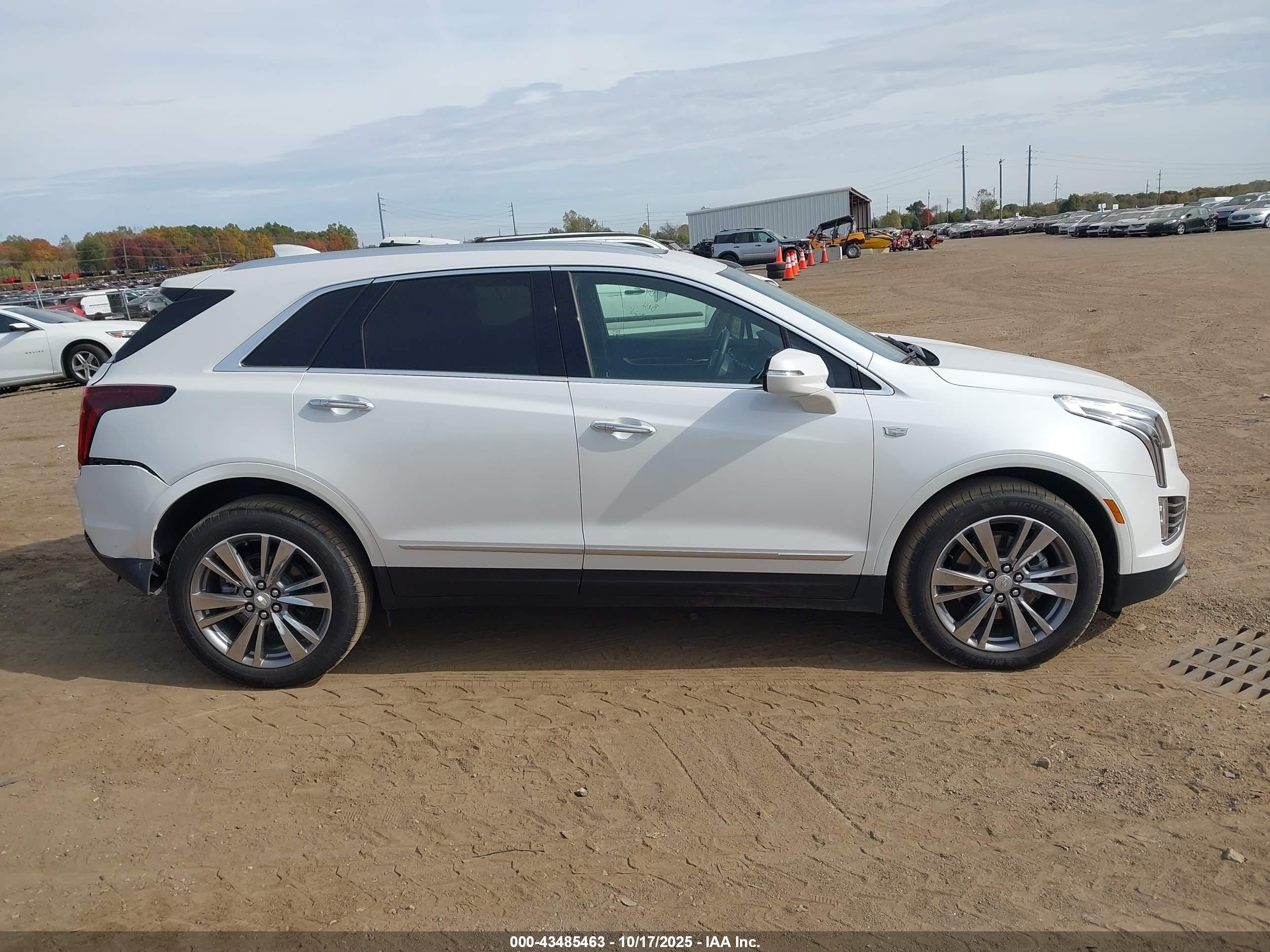 2025 Cadillac Xt5 Awd Premium Luxury White vin: 1GYKNDRS0SZ136899