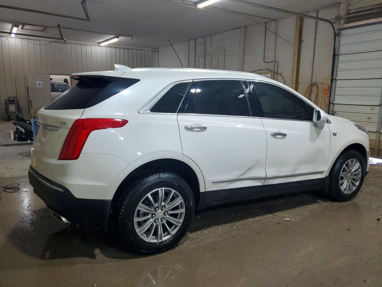2018 Cadillac Xt5 Luxury White vin: 1GYKNDRS3JZ162508
