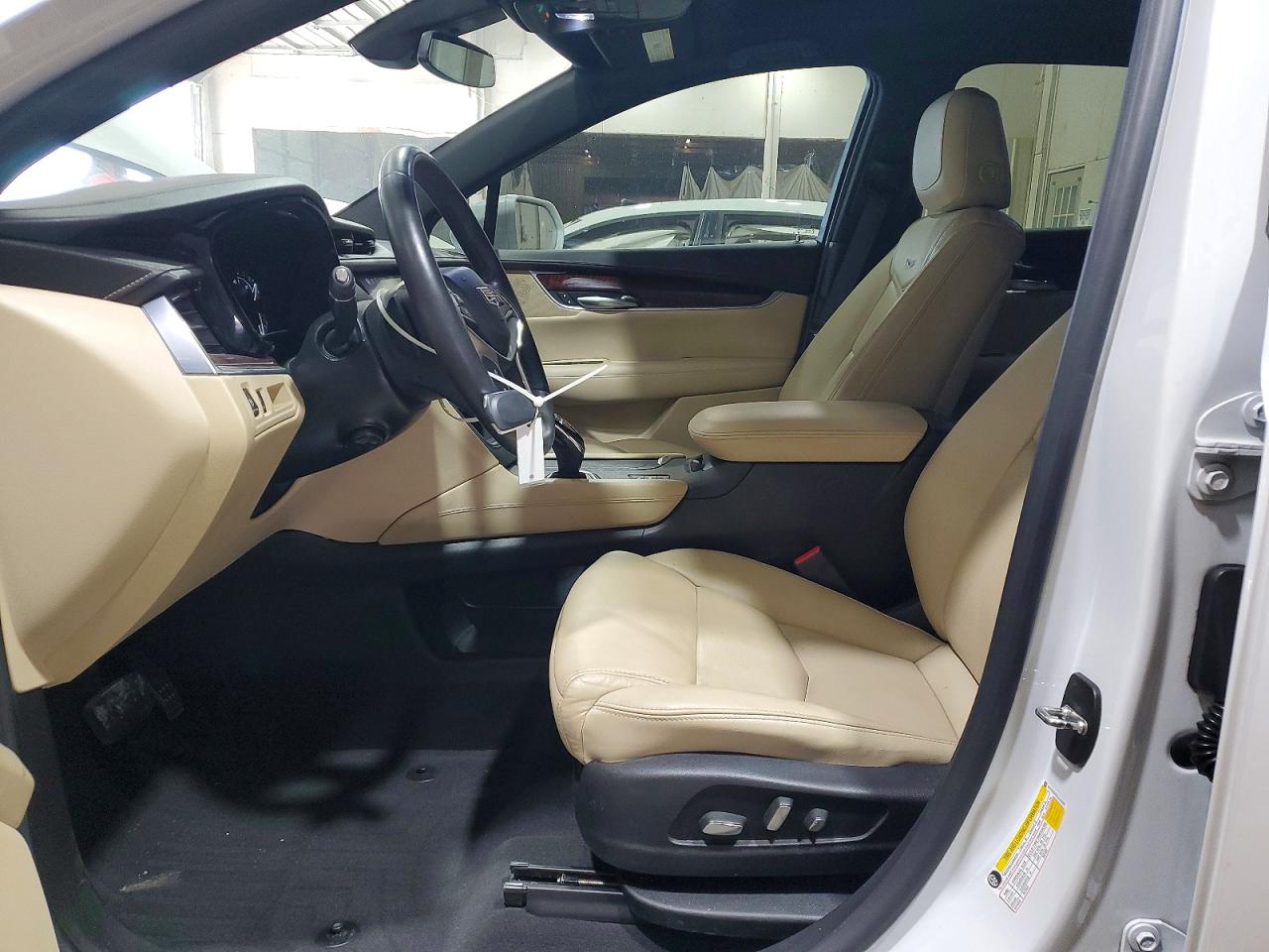 2018 Cadillac Xt5 Luxury White vin: 1GYKNDRS3JZ162508