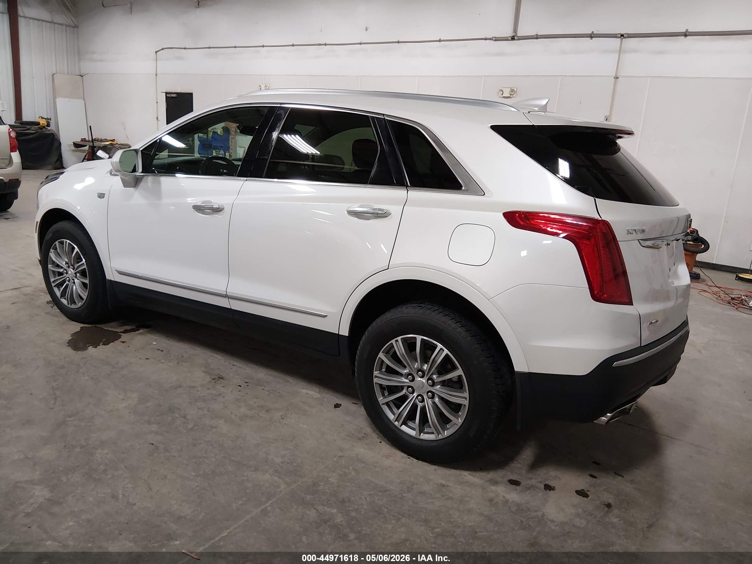 2017 Cadillac Xt5 Luxury Белый vin: 1GYKNDRS8HZ270228