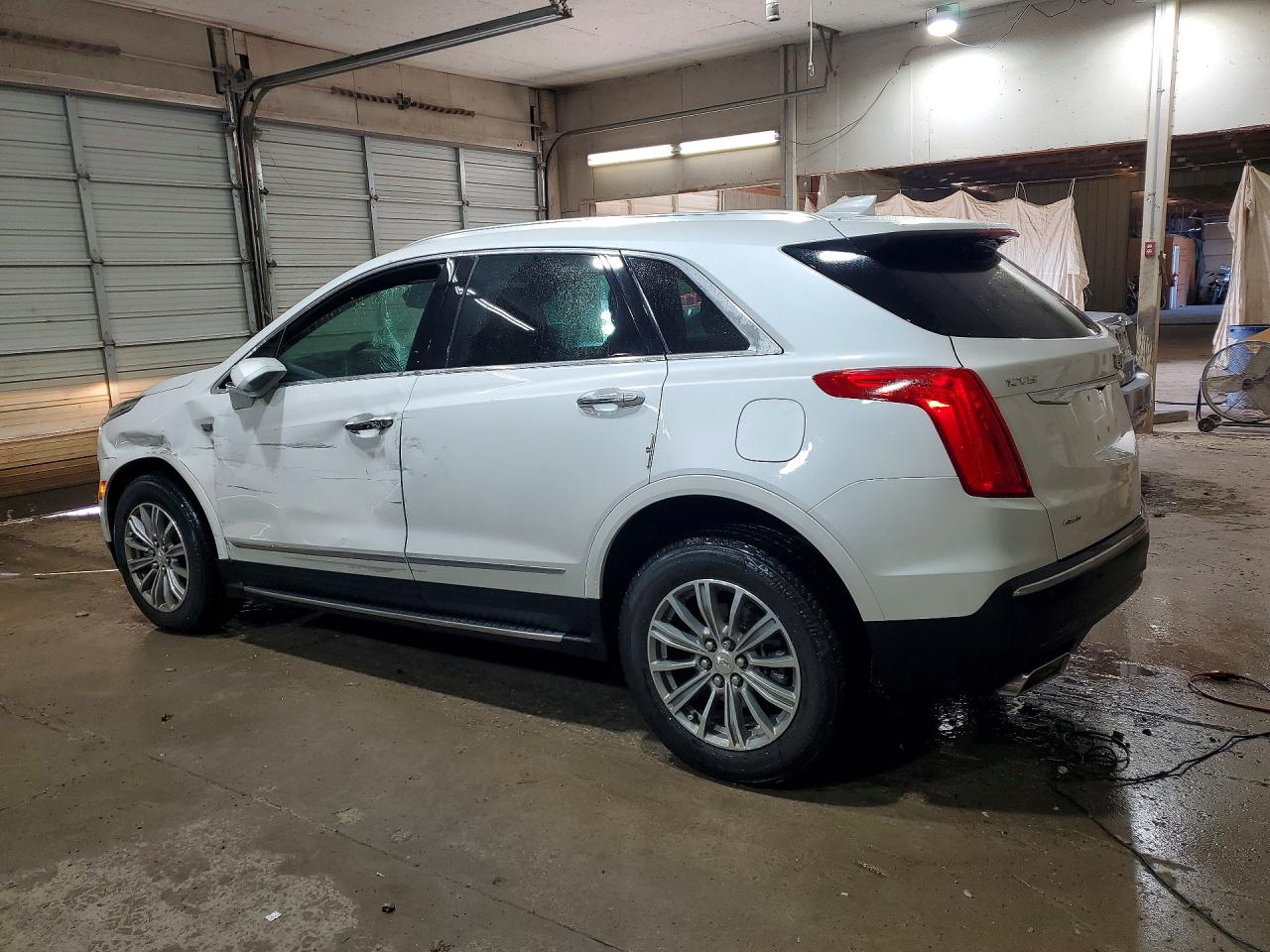 2018 Cadillac Xt5 Luxury White vin: 1GYKNDRS8JZ132811