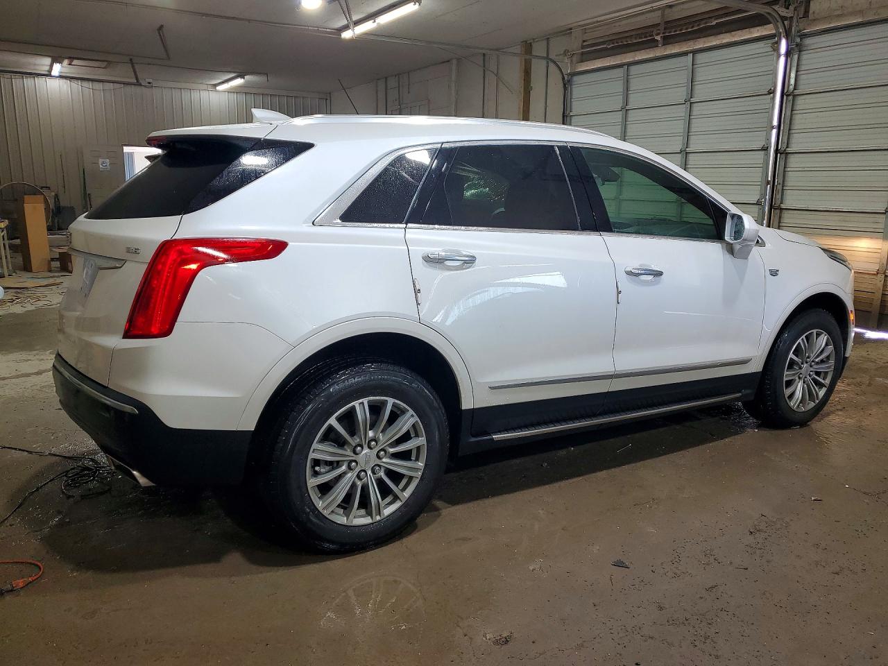 2018 Cadillac Xt5 Luxury White vin: 1GYKNDRS8JZ132811