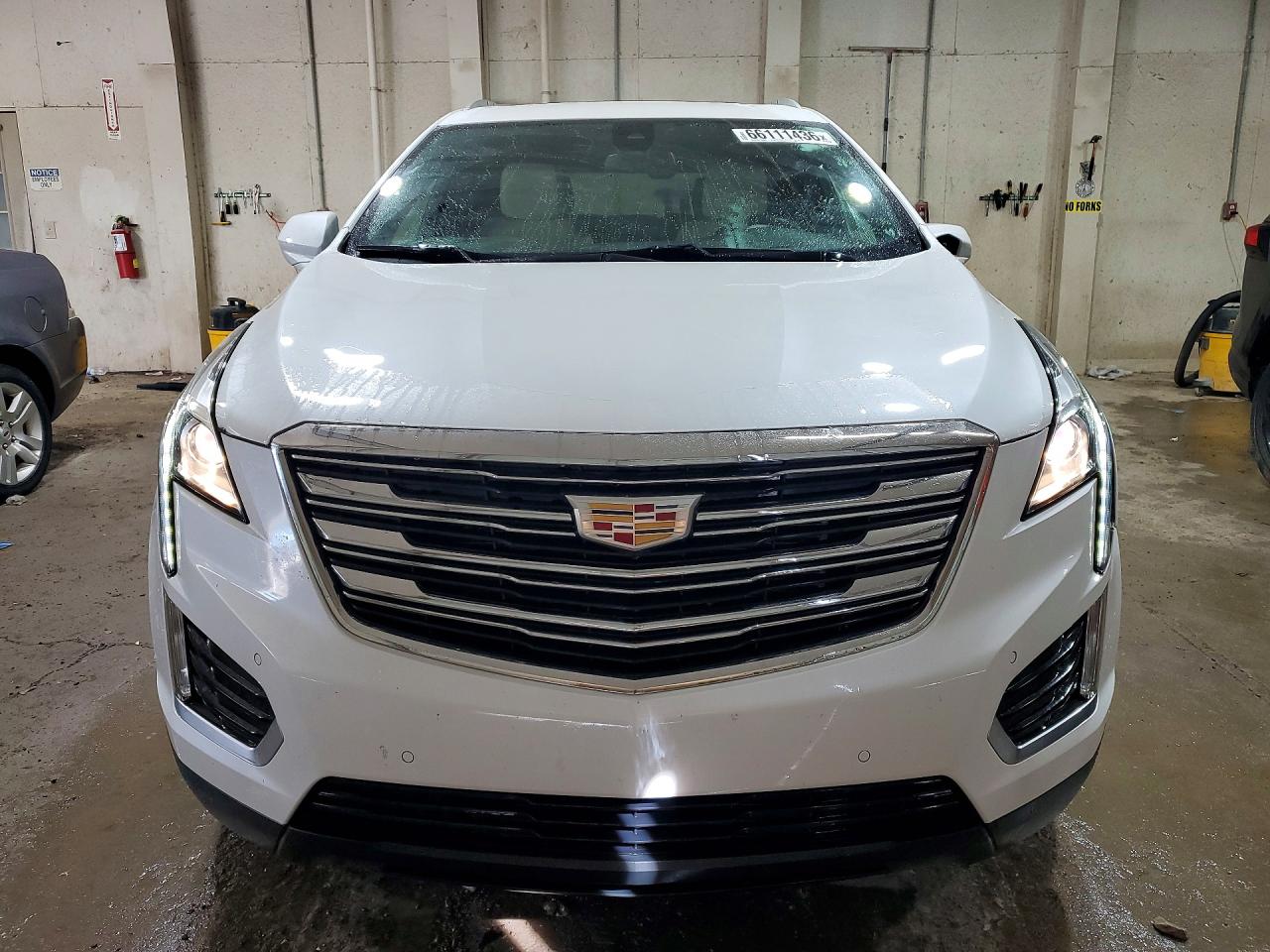 2018 Cadillac Xt5 Luxury White vin: 1GYKNDRS8JZ132811