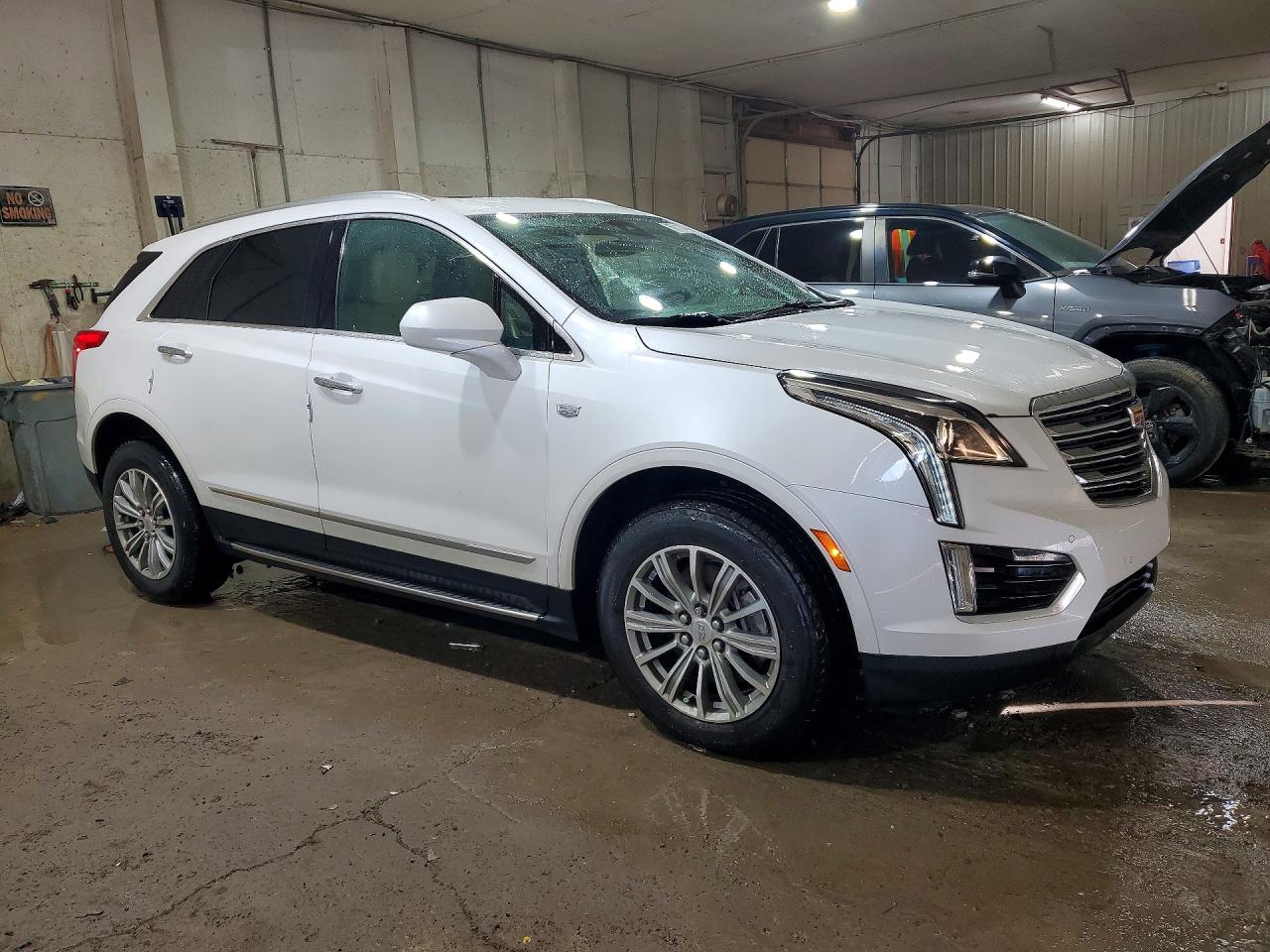 2018 Cadillac Xt5 Luxury White vin: 1GYKNDRS8JZ132811