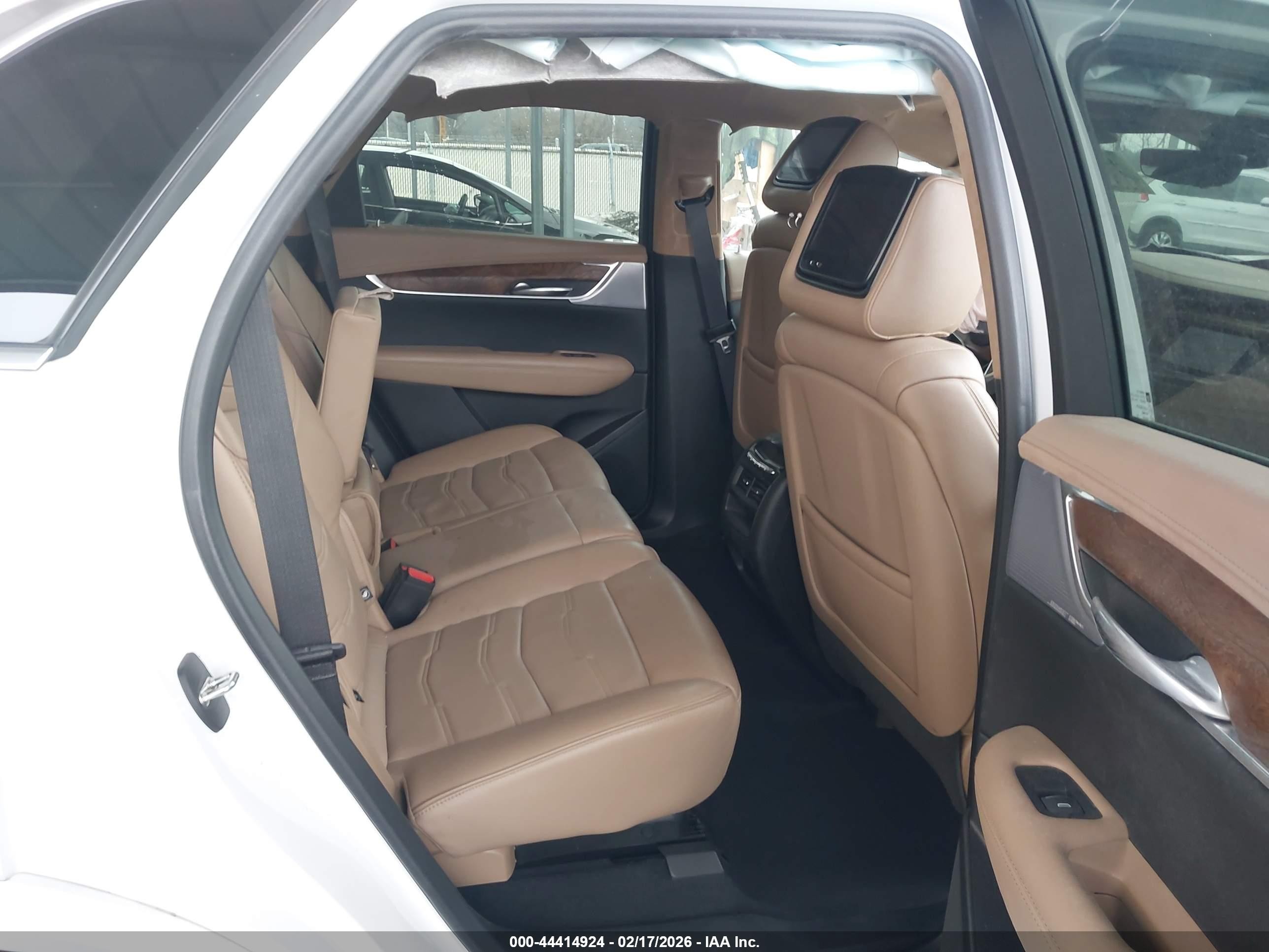 2022 Cadillac Xt5 Awd Premium Luxury White vin: 1GYKNFRS5NZ160017