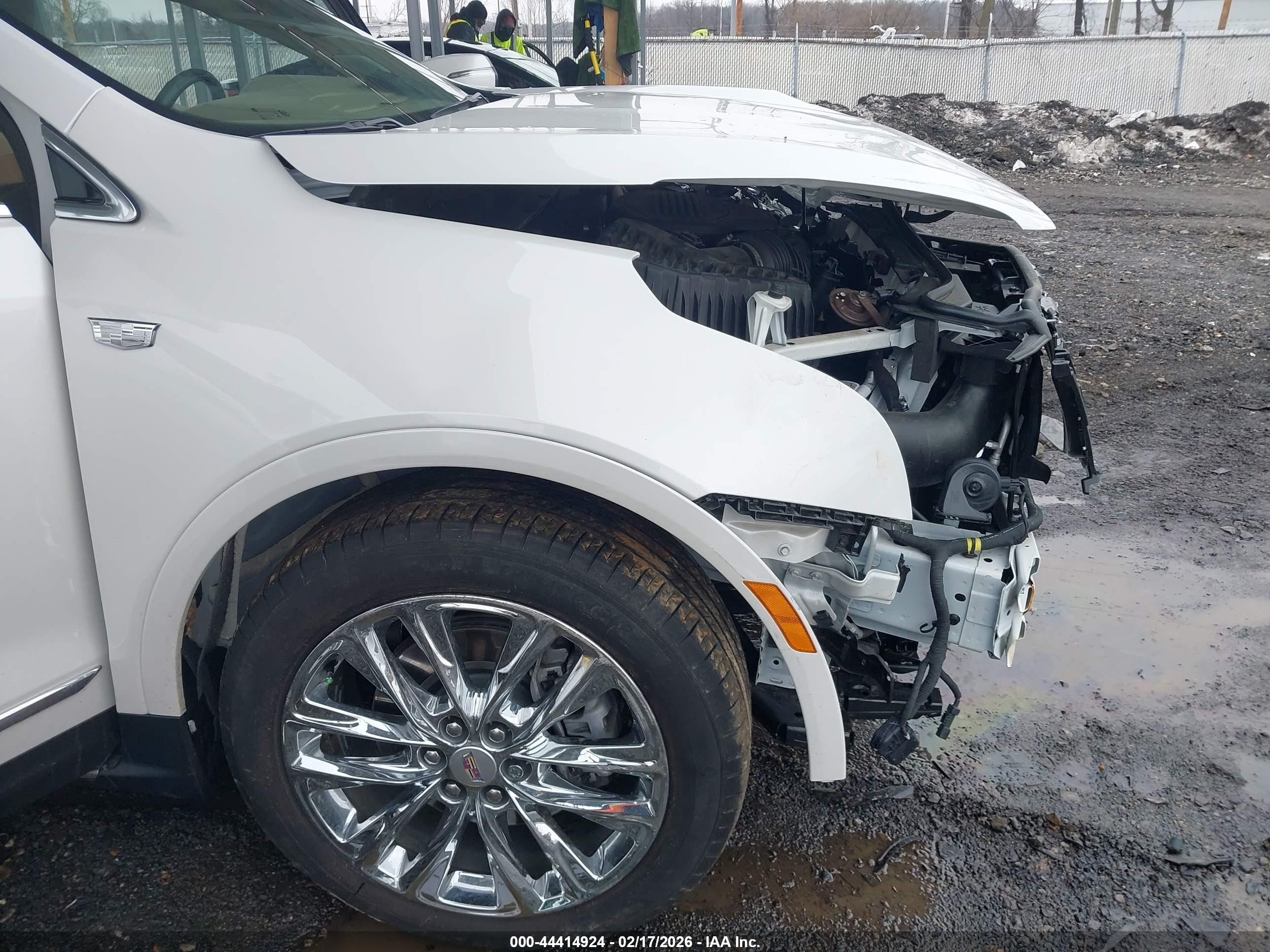 2022 Cadillac Xt5 Awd Premium Luxury White vin: 1GYKNFRS5NZ160017