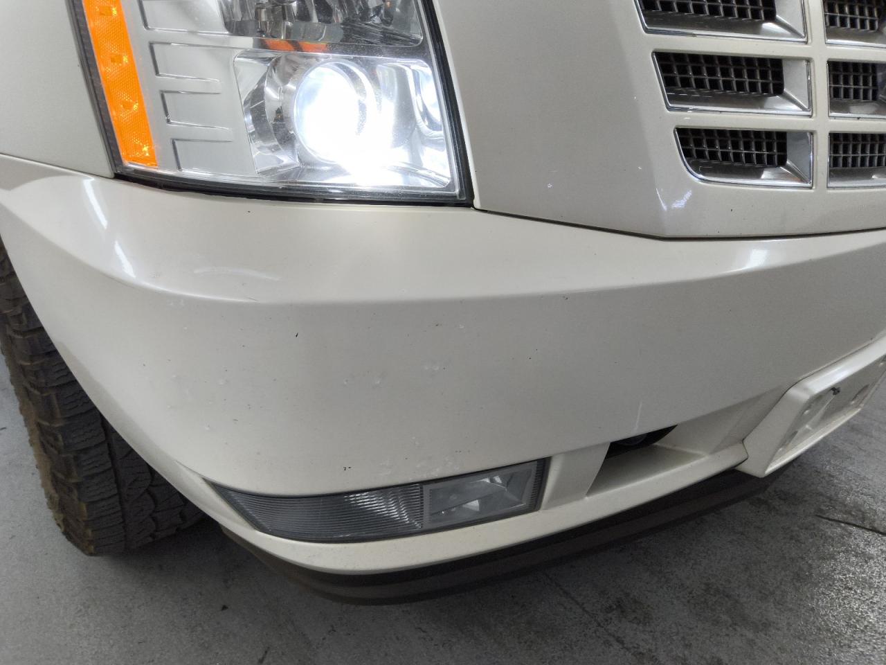 2013 Cadillac Escalade White vin: 1GYS3AEF9DR331318 Damage: Front Bumper, Heavy Scratch, 1 To 2 Inches