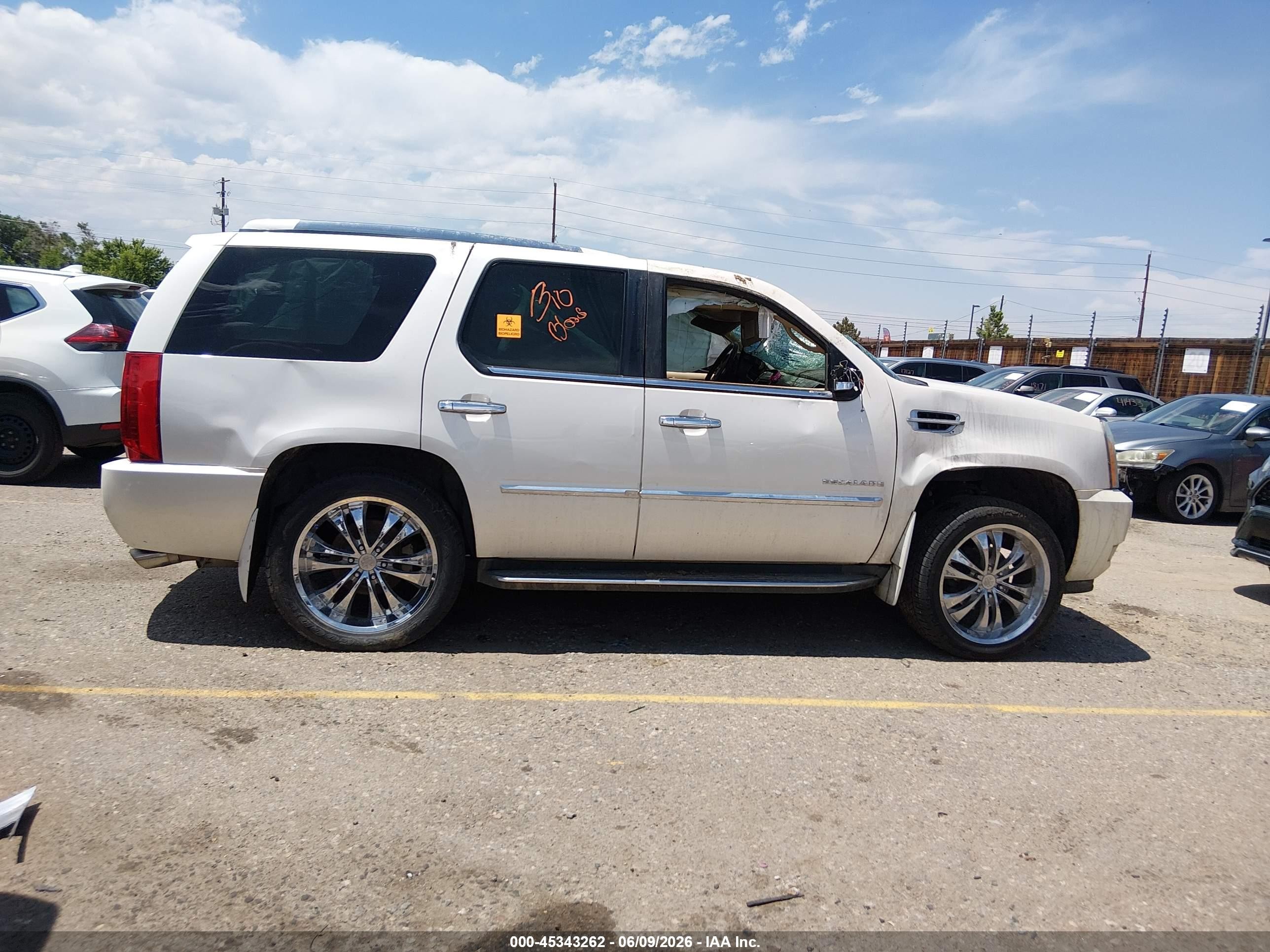 2011 Cadillac Escalade Luxury Белый vin: 1GYS3BEF2BR111635