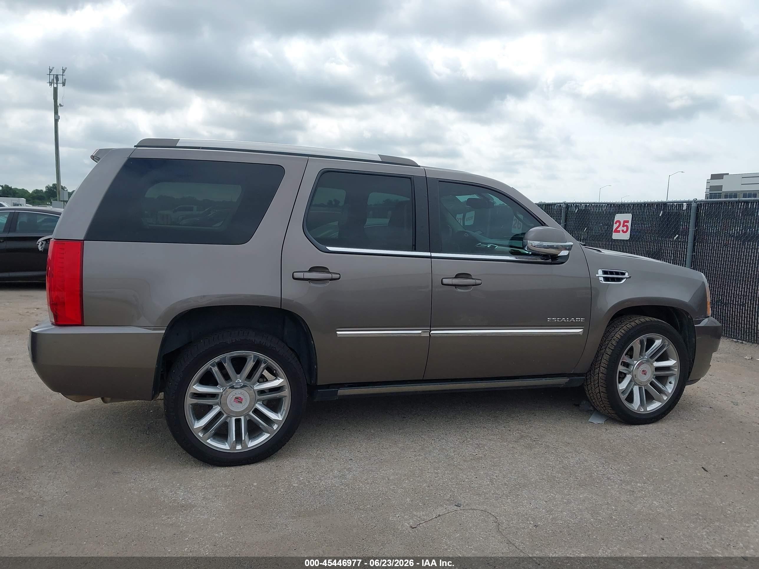 2011 Cadillac Escalade Platinum Edition Серый vin: 1GYS3DEF1BR149403