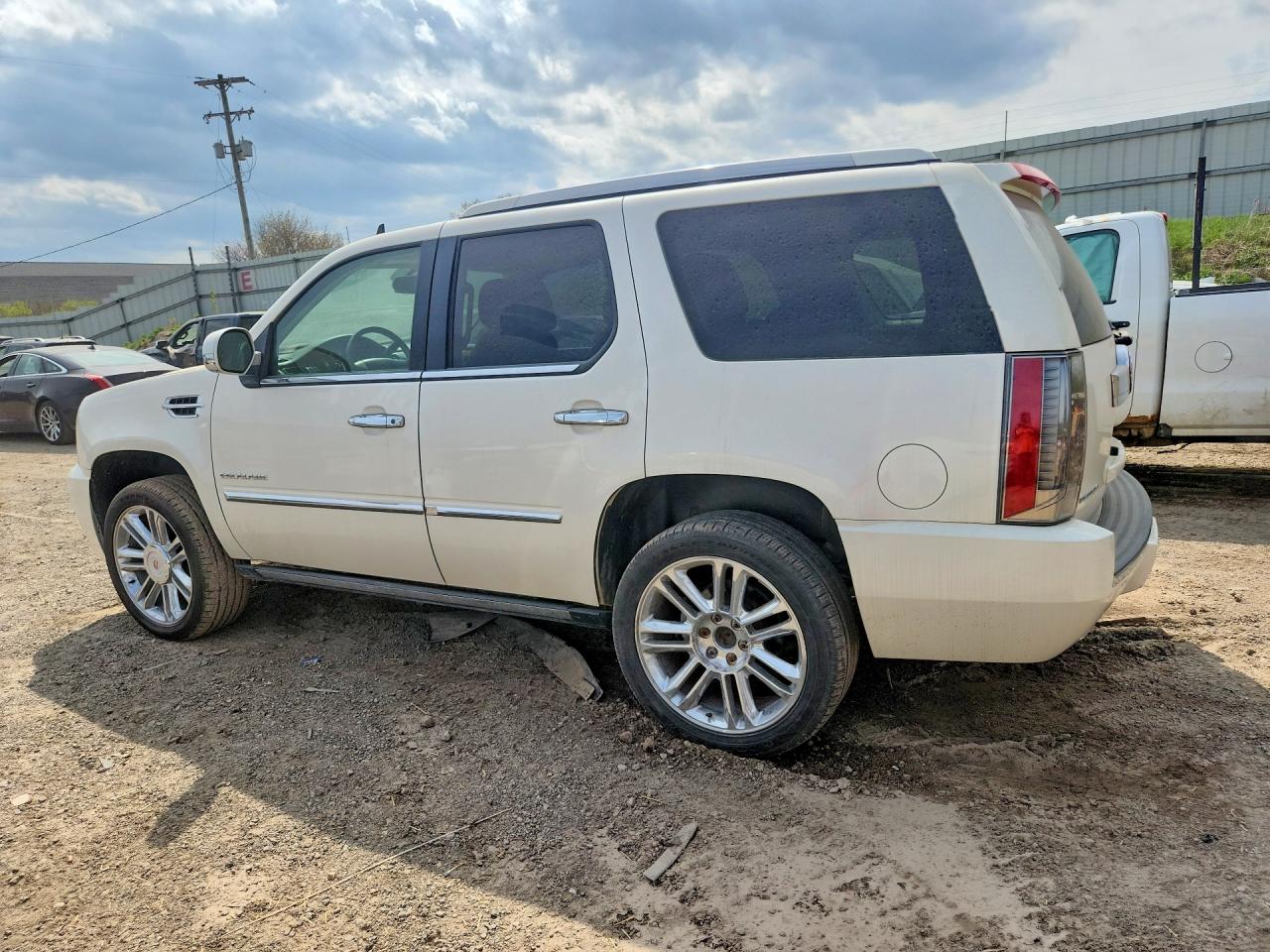 2013 Cadillac Escalade Platinum White vin: 1GYS3DEF2DR368471