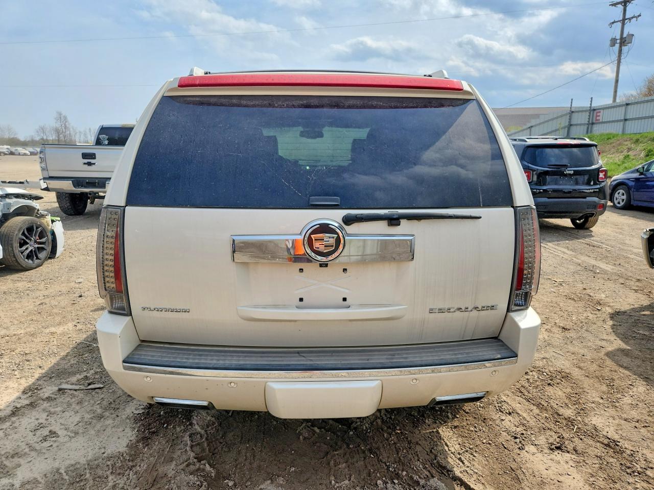 2013 Cadillac Escalade Platinum White vin: 1GYS3DEF2DR368471