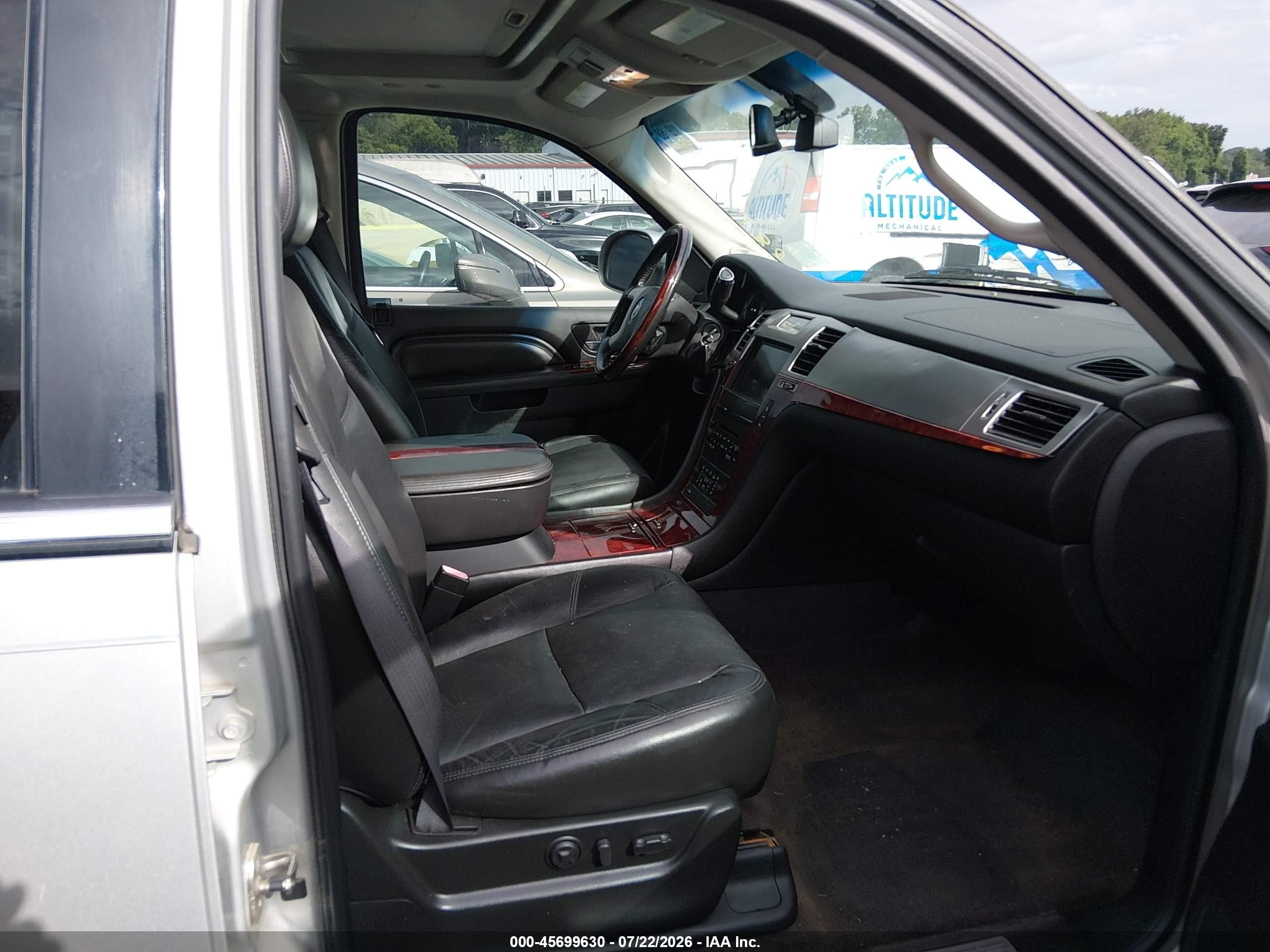 2011 Cadillac Escalade Luxury Silver vin: 1GYS4BEF0BR148874