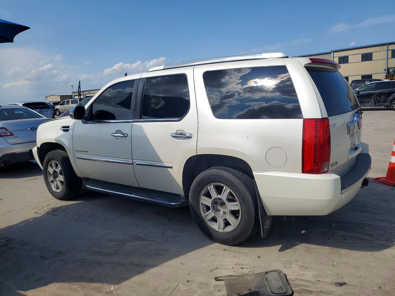2011 Cadillac Escalade Luxury White vin: 1GYS4BEF1BR284561