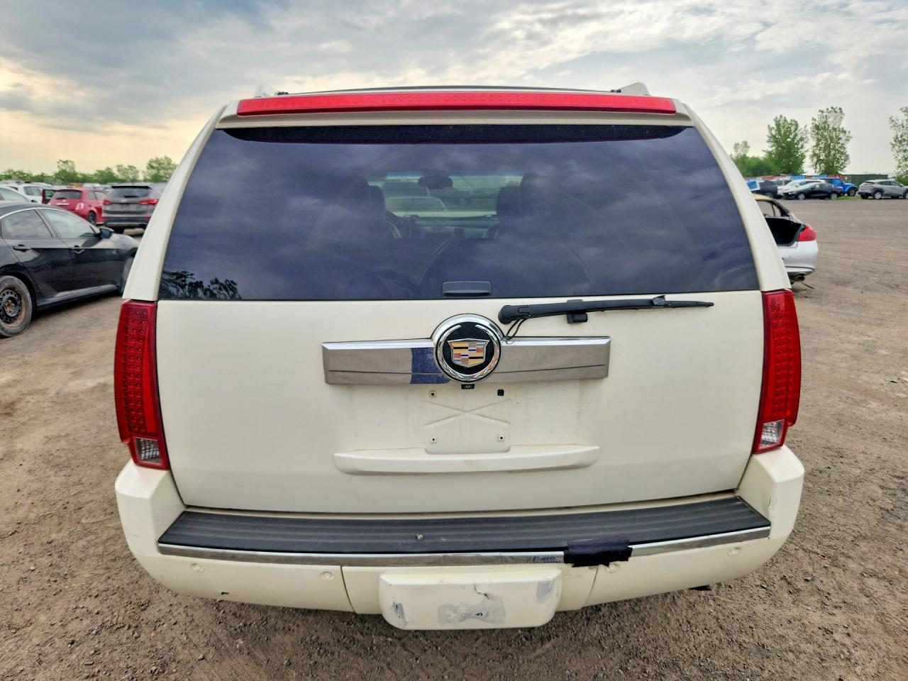 2011 Cadillac Escalade Luxury Beige vin: 1GYS4BEF4BR230297