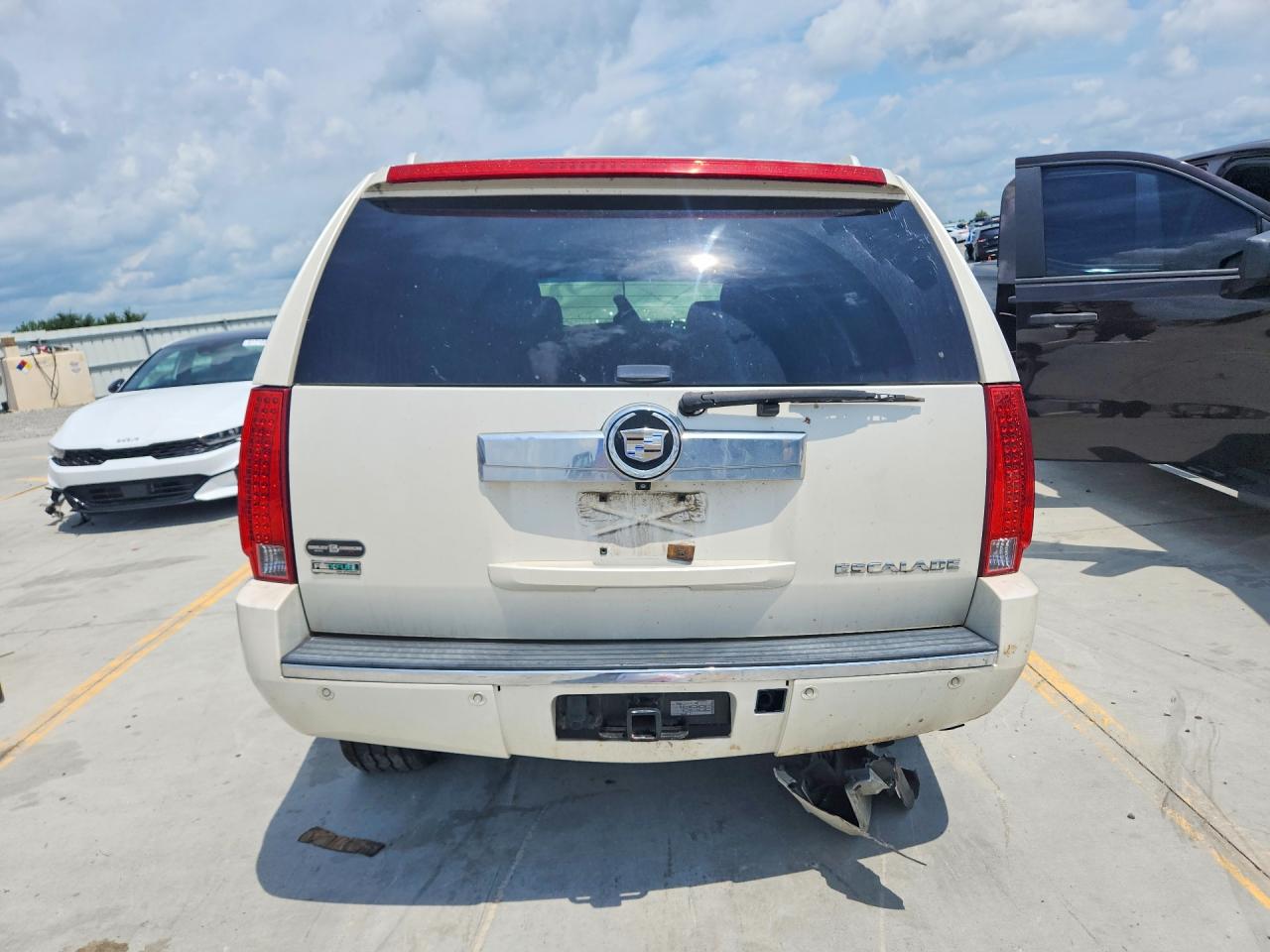 2011 Cadillac Escalade Luxury White vin: 1GYS4BEF7BR126709