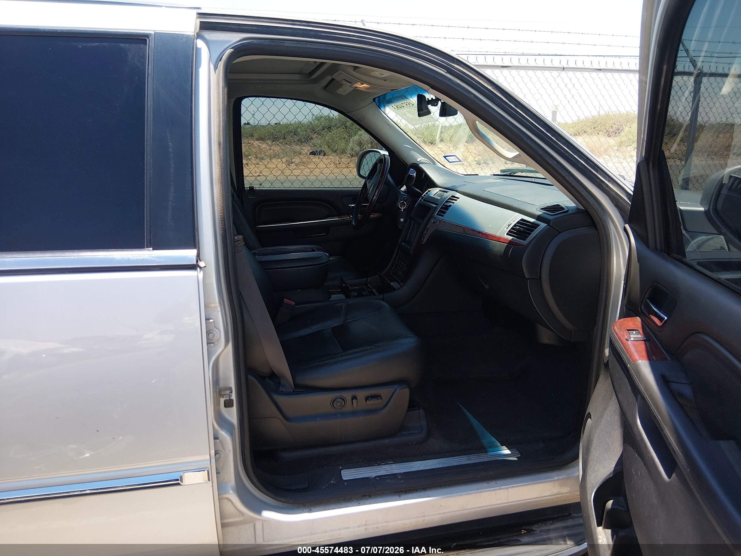 2014 Cadillac Escalade Luxury Silver vin: 1GYS4BEF7ER231061