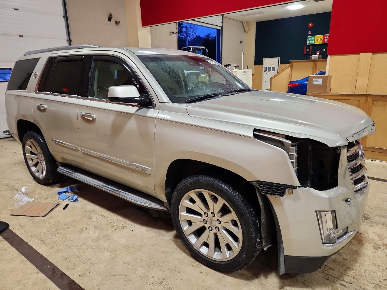 2015 Cadillac Escalade Luxury Beige vin: 1GYS4BKJ0FR213611