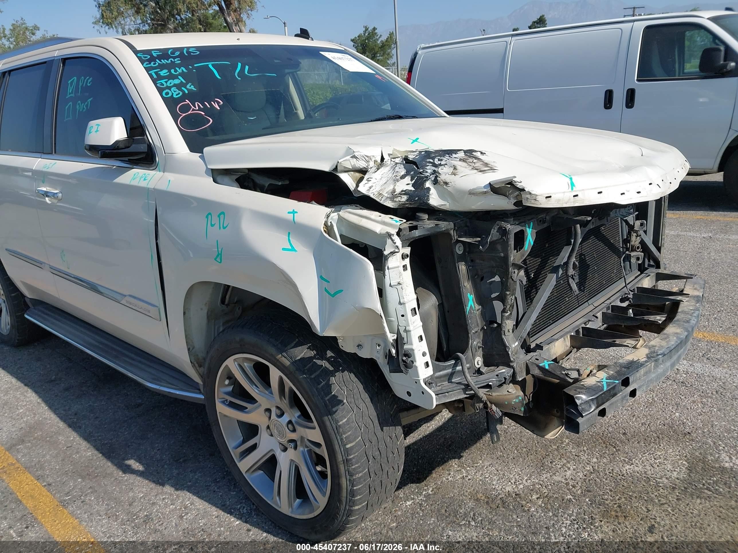 2015 Cadillac Escalade Luxury White vin: 1GYS4BKJ3FR265301