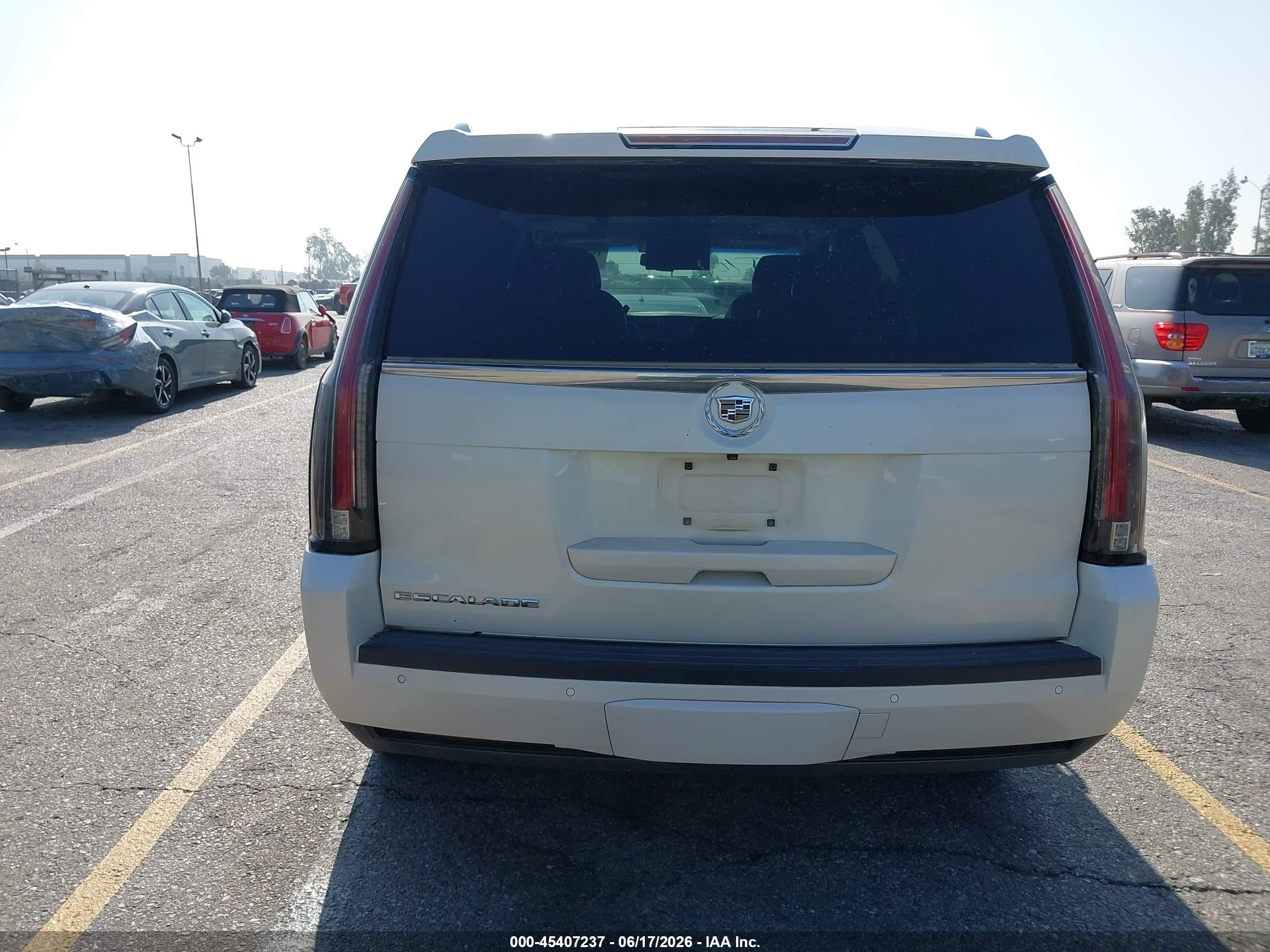 2015 Cadillac Escalade Luxury White vin: 1GYS4BKJ3FR265301