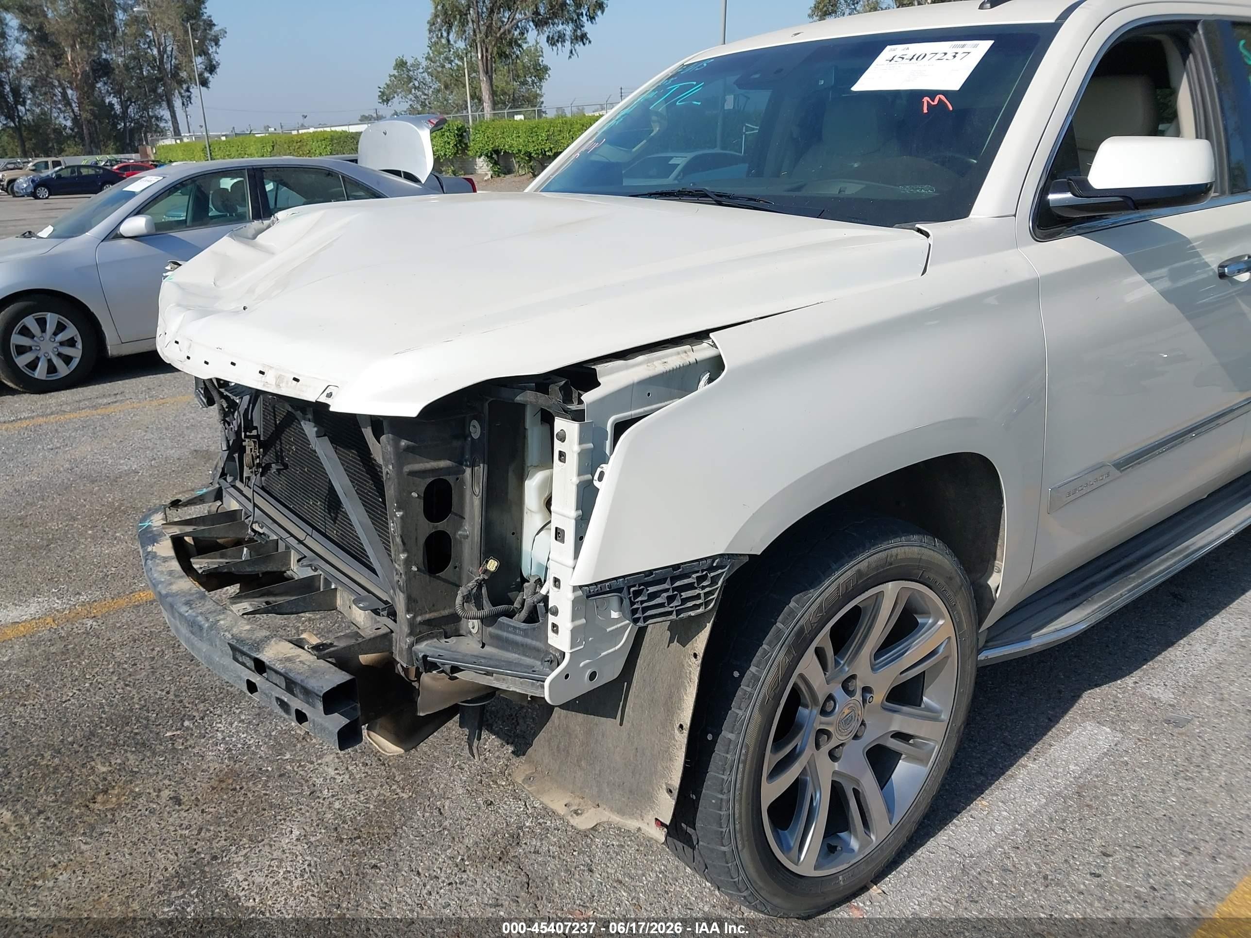 2015 Cadillac Escalade Luxury White vin: 1GYS4BKJ3FR265301