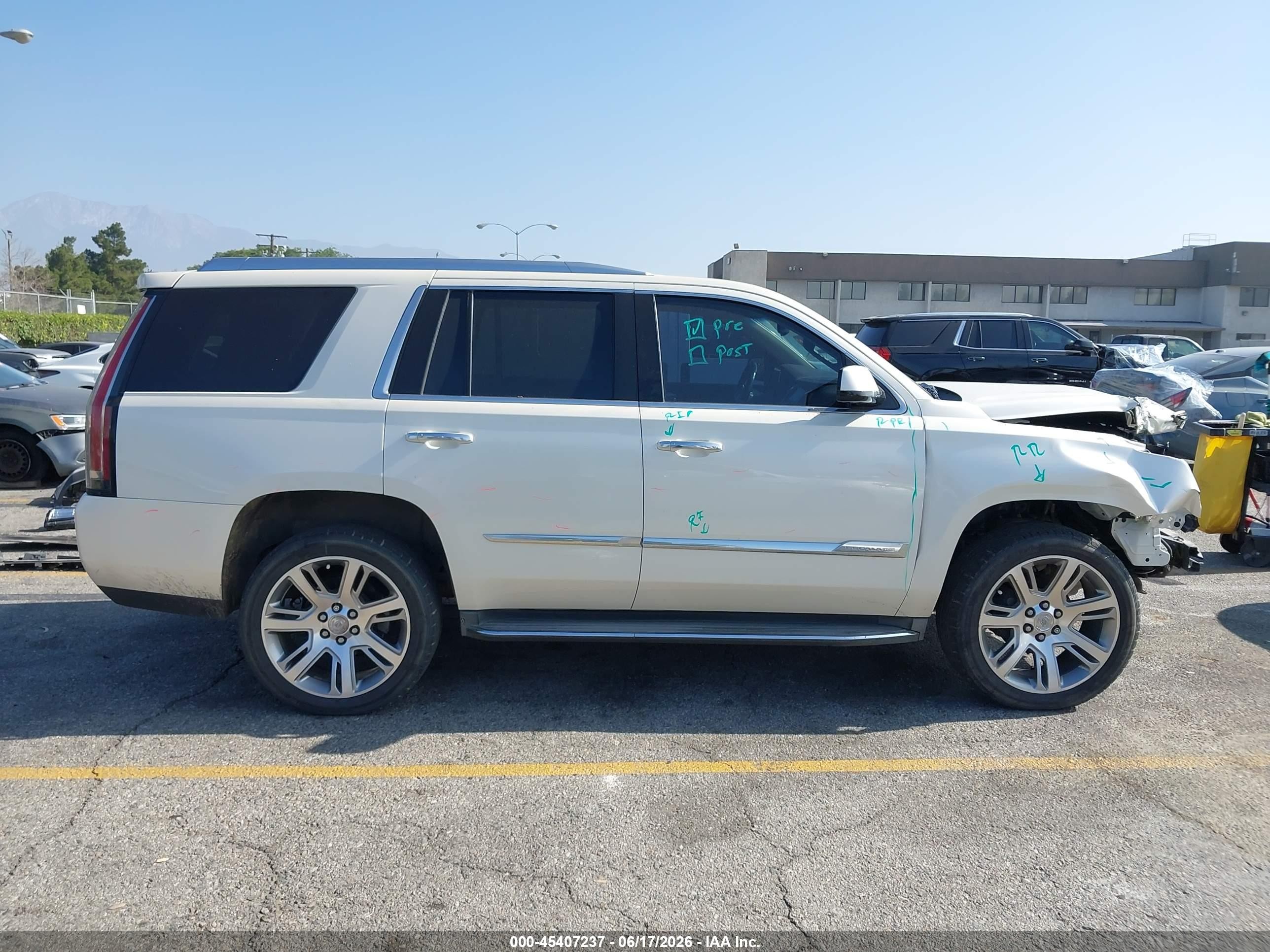 2015 Cadillac Escalade Luxury White vin: 1GYS4BKJ3FR265301
