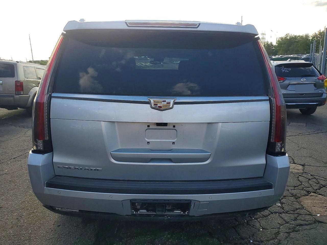 2018 Cadillac Escalade Luxury Silver vin: 1GYS4BKJ3JR114953