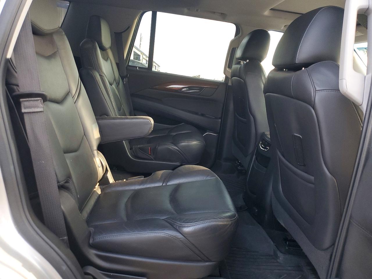 2018 Cadillac Escalade Luxury Silver vin: 1GYS4BKJ3JR114953