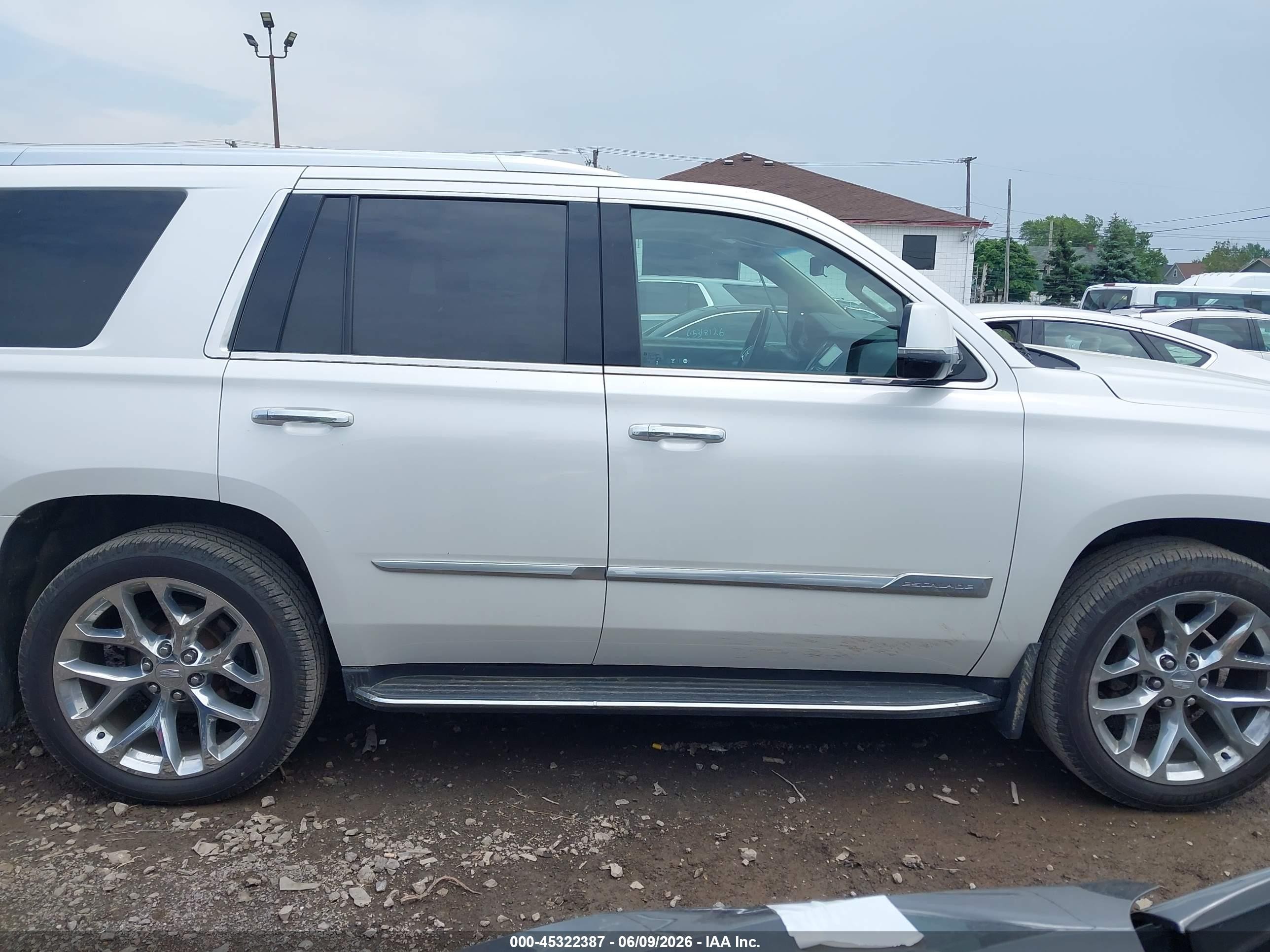 2019 Cadillac Escalade Luxury White vin: 1GYS4BKJ7KR260080