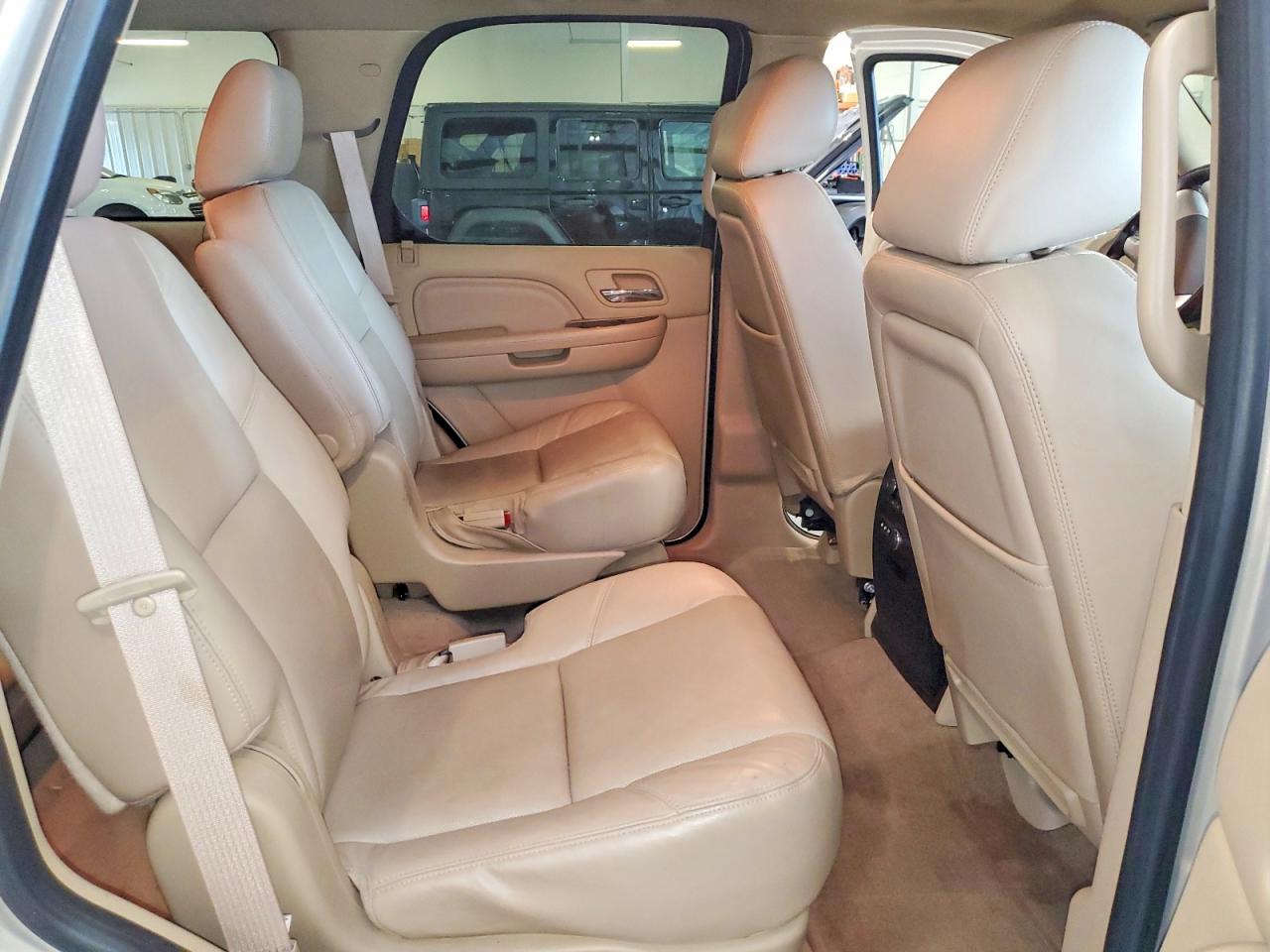 2011 Cadillac Escalade Premium Tan vin: 1GYS4CEF2BR161342