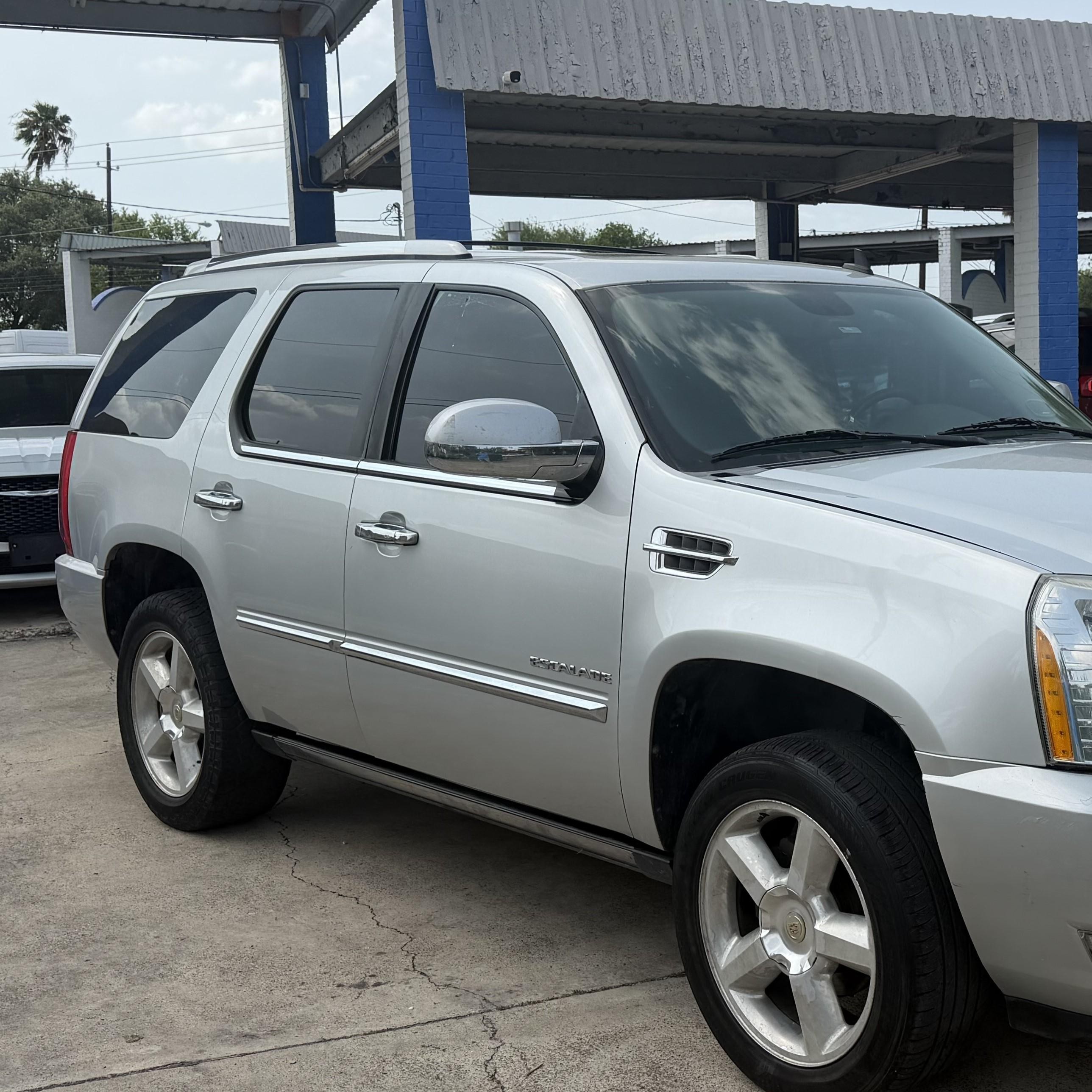 2011 Cadillac Escalade Premium Silver vin: 1GYS4CEF3BR244701