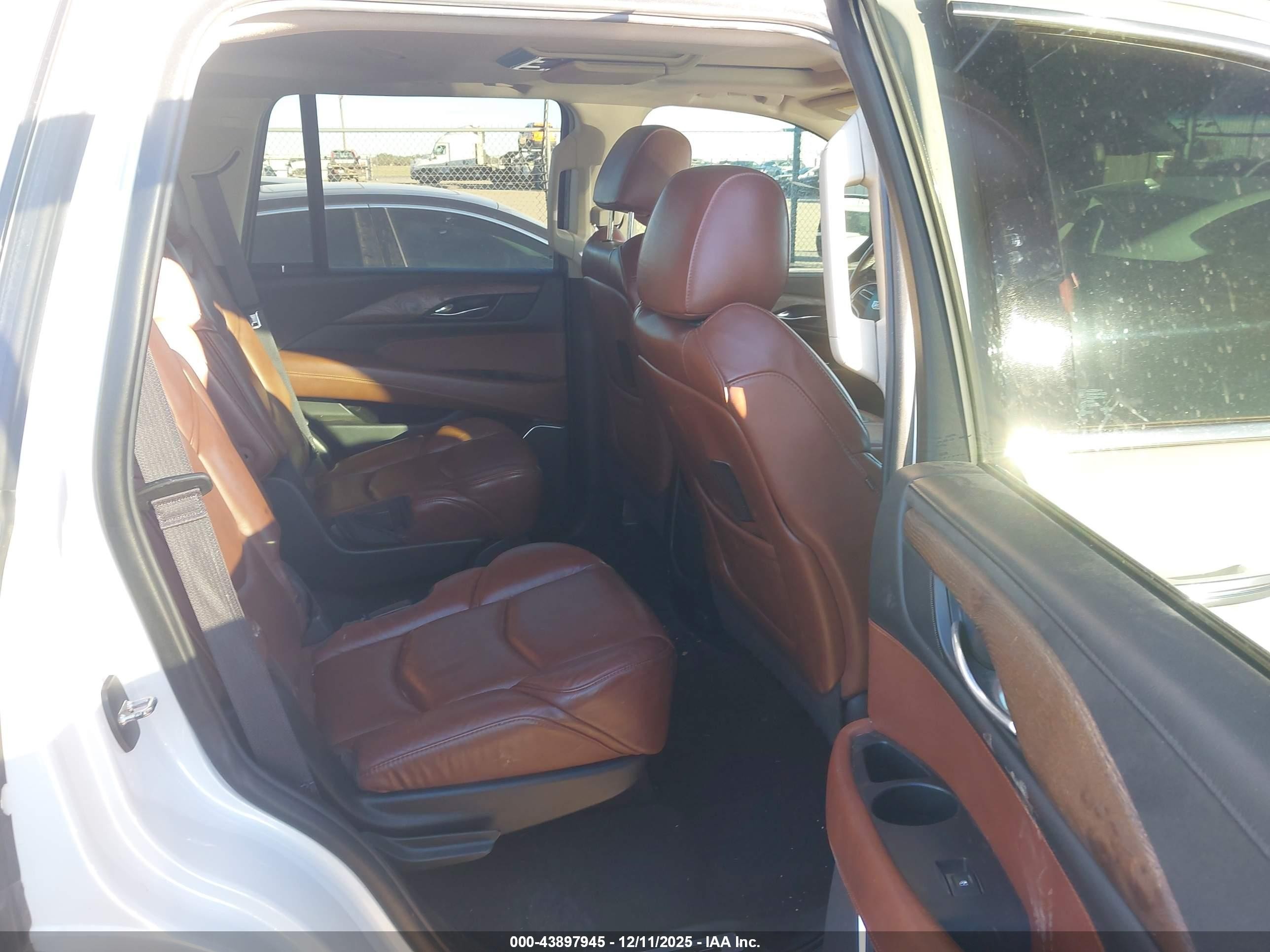2017 Cadillac Escalade Premium Luxury Белый vin: 1GYS4CKJ9HR372779