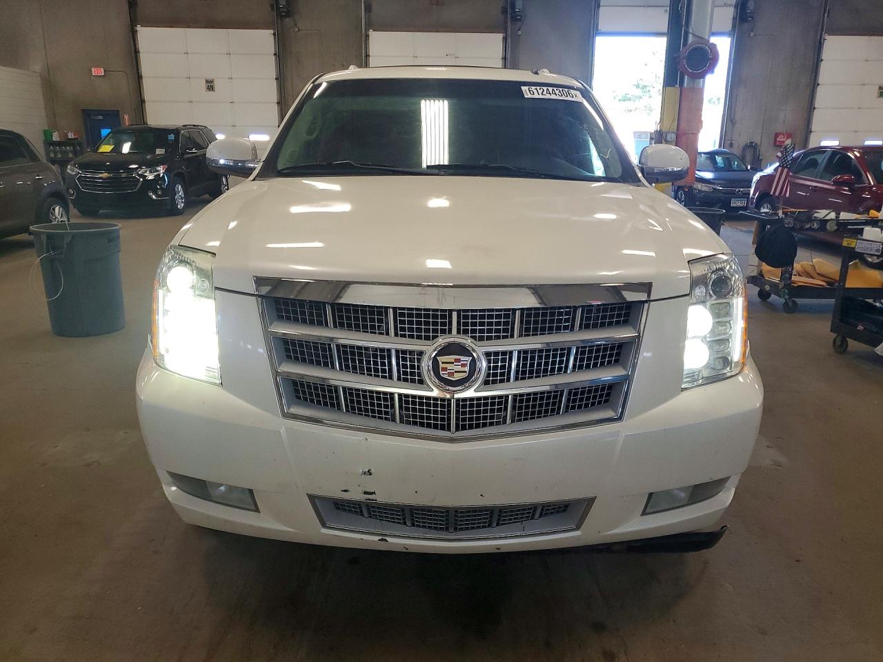 2011 Cadillac Escalade Platinum White vin: 1GYS4DEF5BR378339
