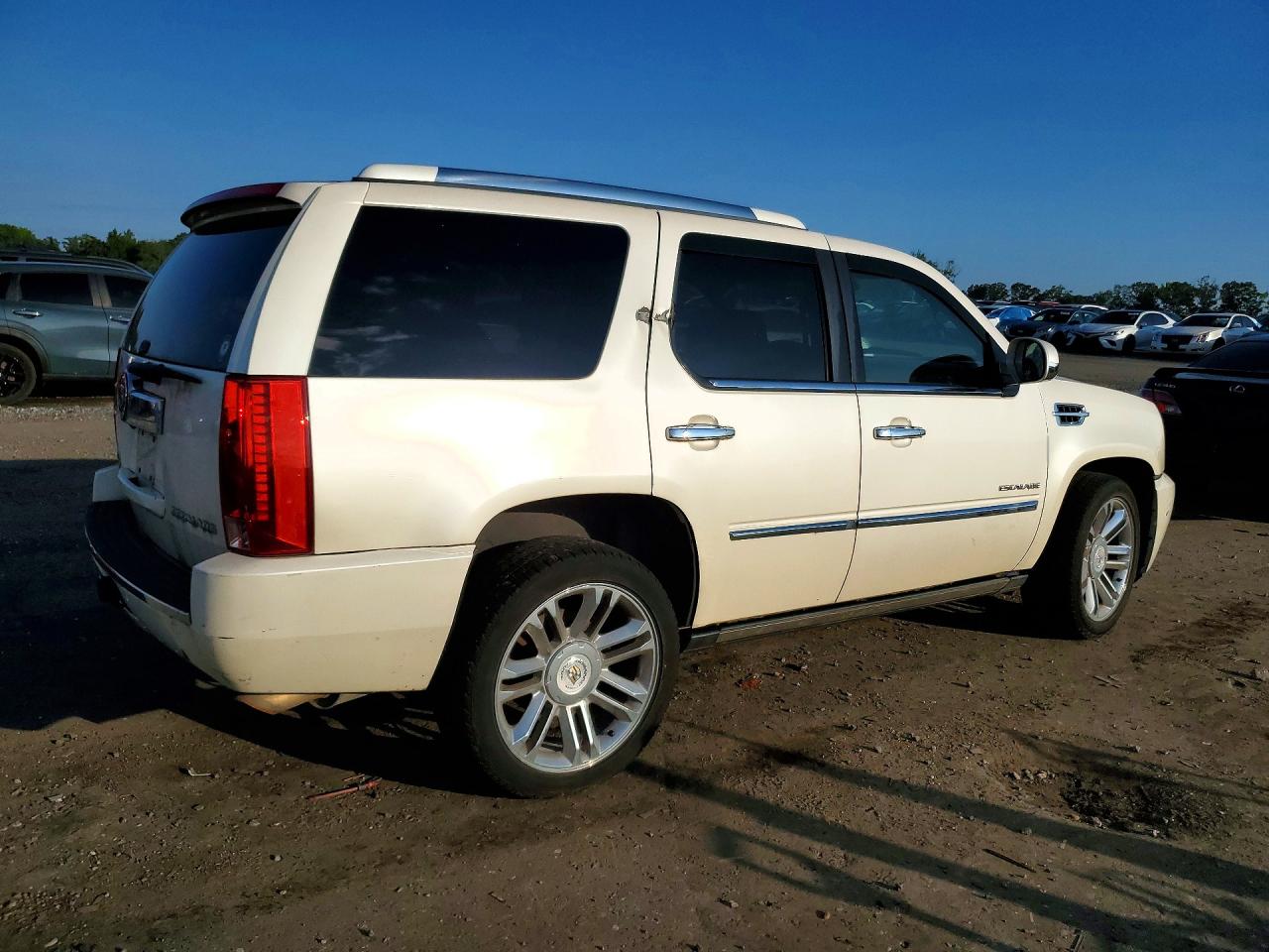 2011 Cadillac Escalade Platinum White vin: 1GYS4DEF7BR260583
