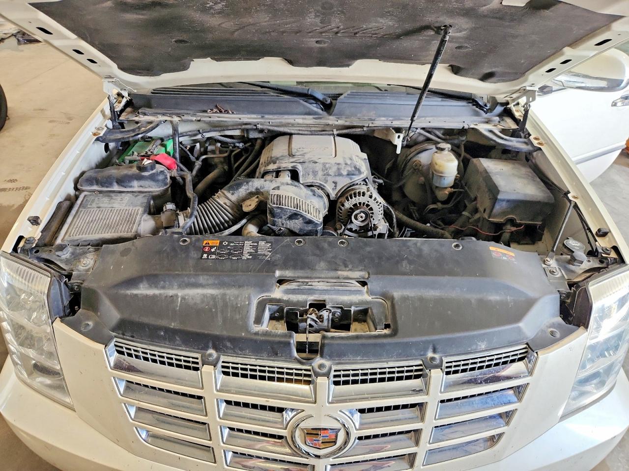 2013 Cadillac Escalade Esv Luxury White vin: 1GYS4HEF9DR102000